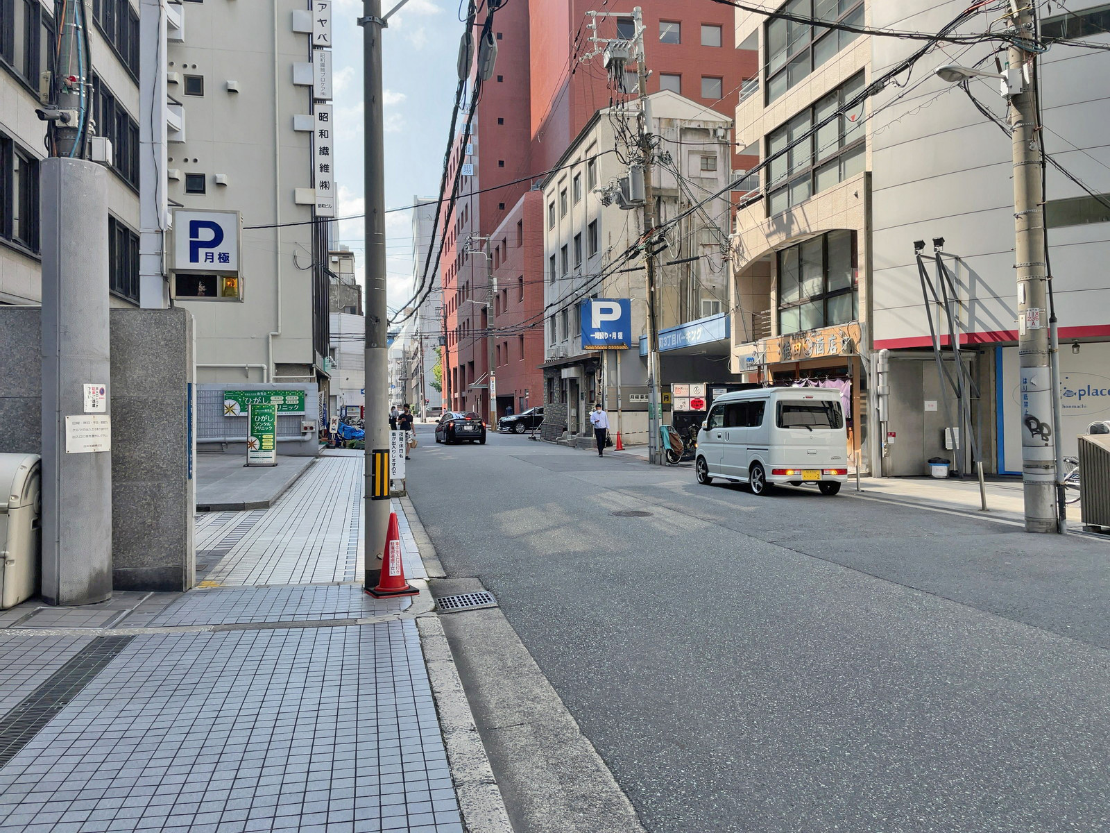フカキ瓦町ビル前面の通り