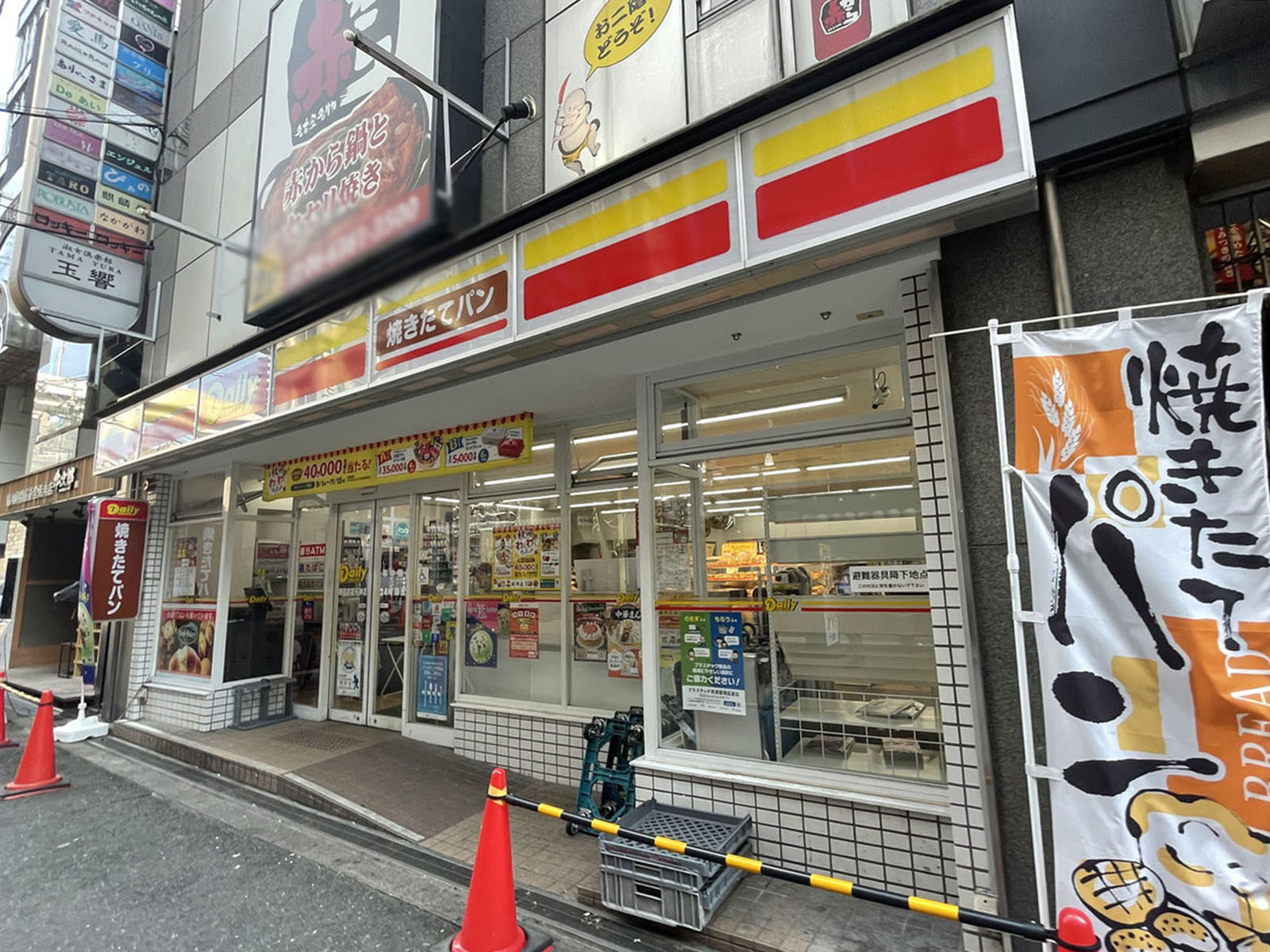 徒歩1分のデイリーヤマザキ 梅田お初天神店