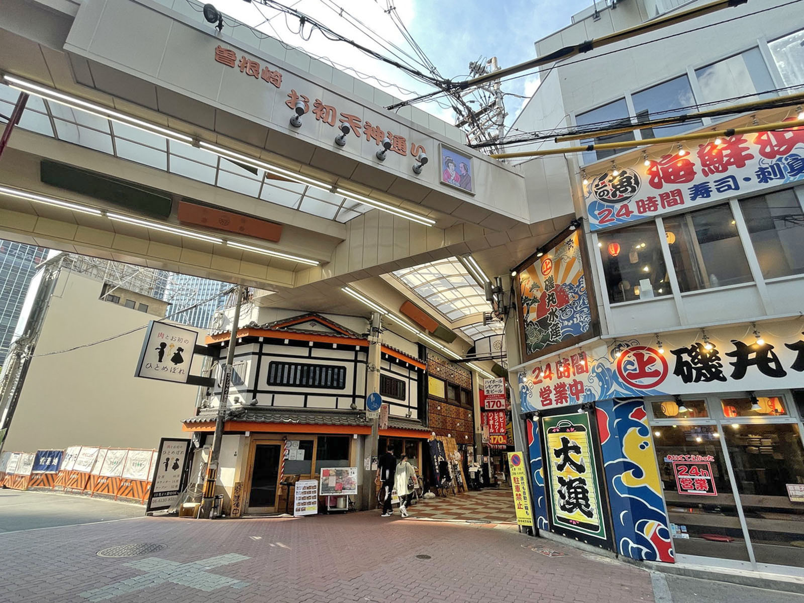 付近の曽根崎お初天神通り
