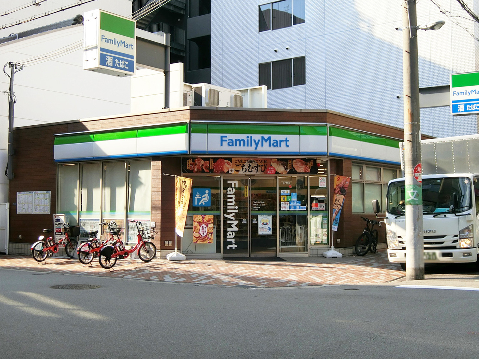 同じ並びのファミリーマート伏見町二丁目店
