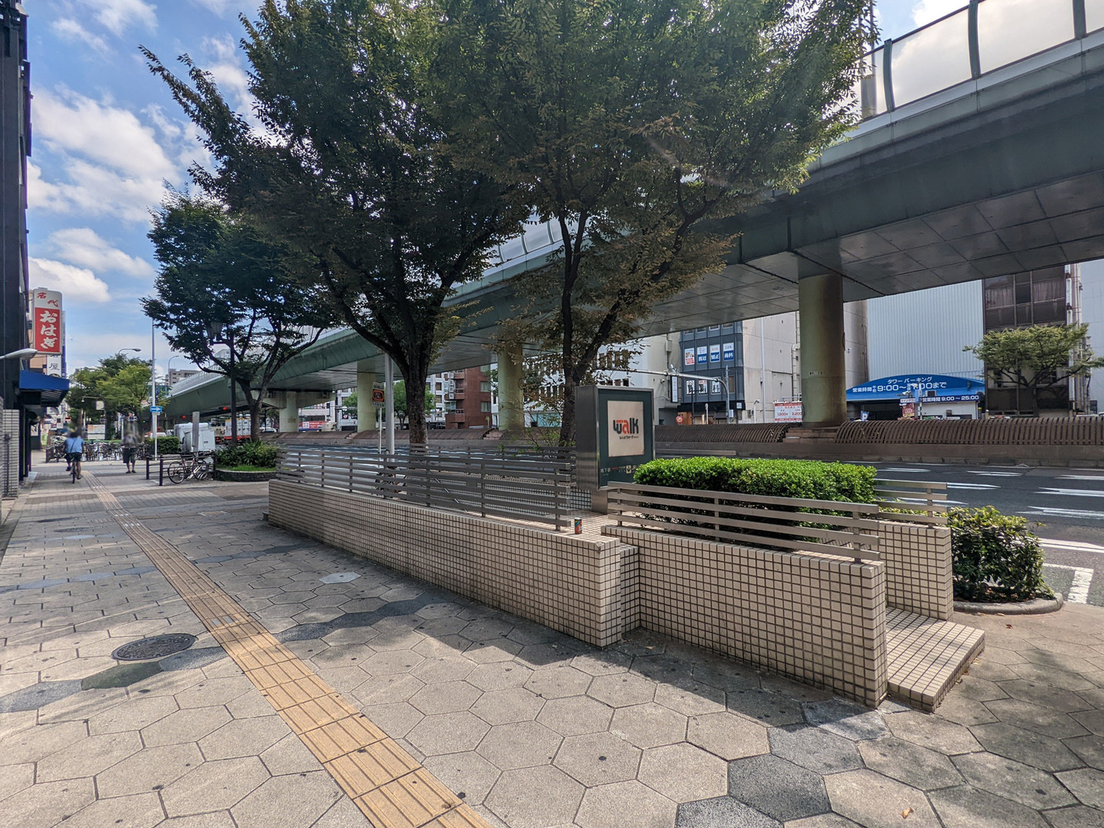 前面の歩道