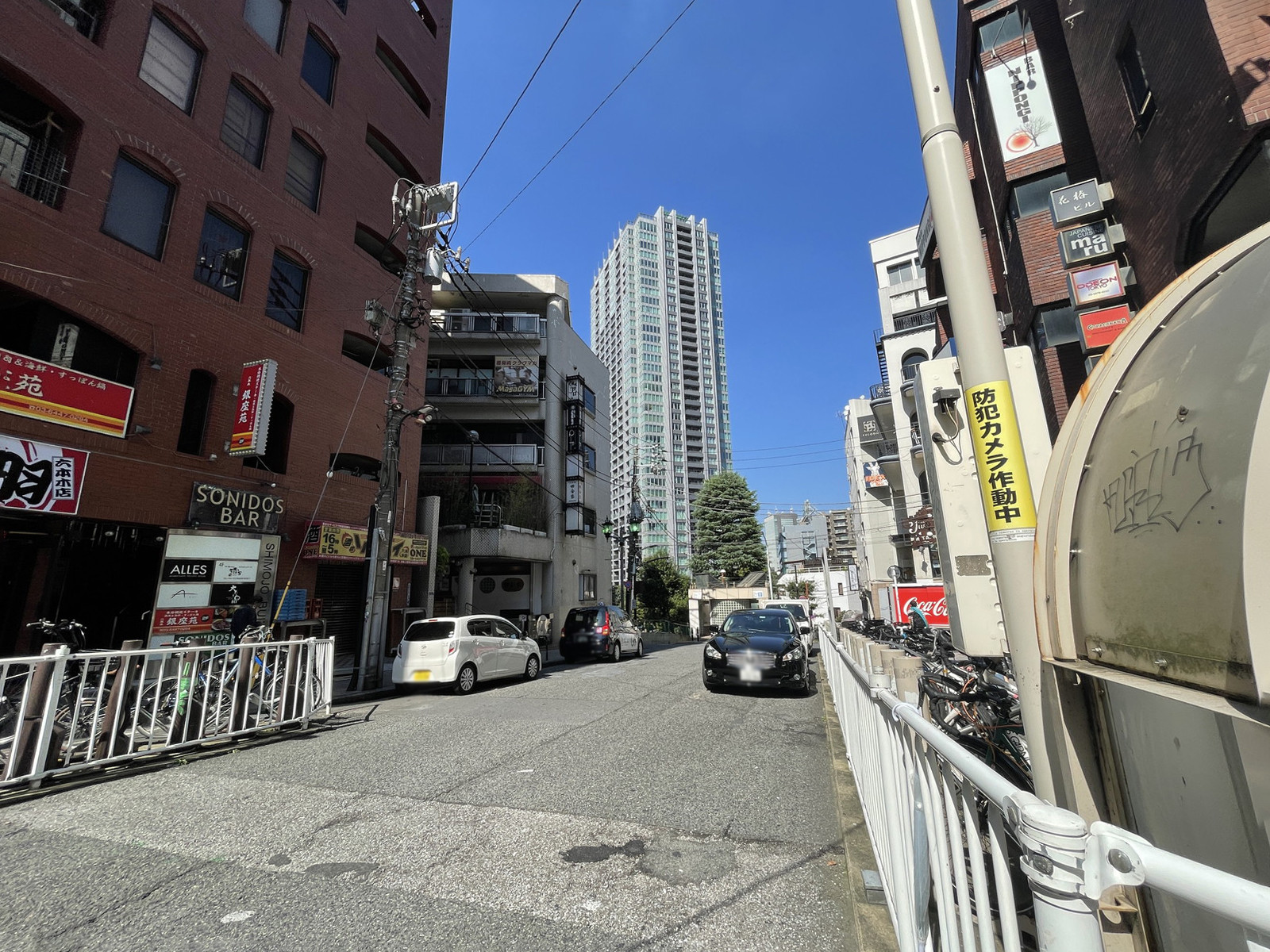 鶯ビル前面の通り