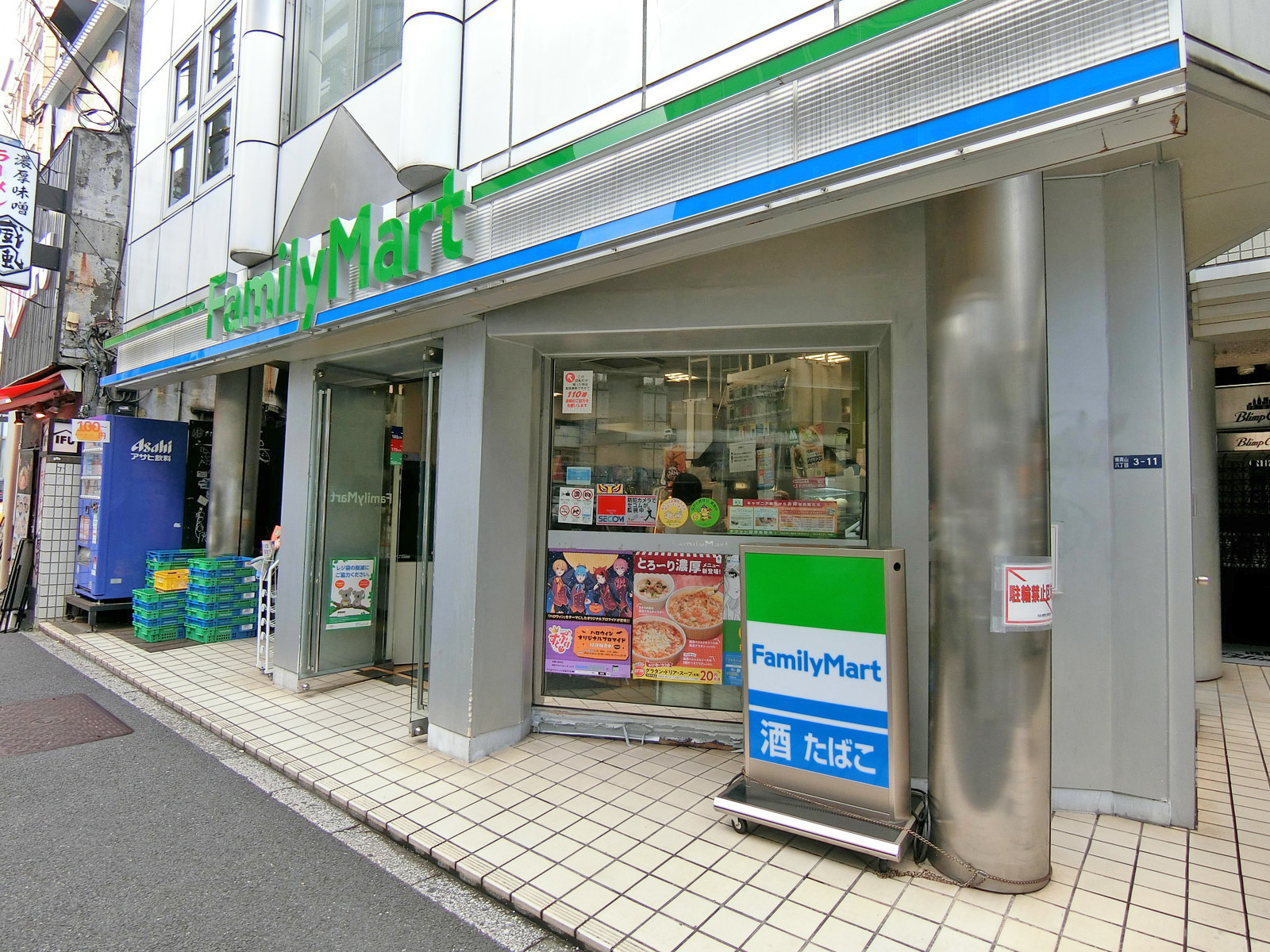徒歩1分のファミリーマート南青山六丁目店