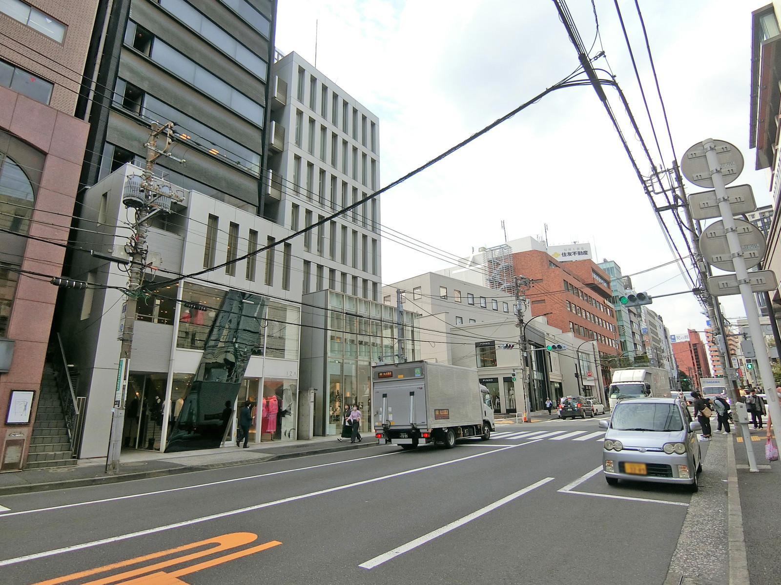 ハイム青山周辺はオフィスや店舗が多いエリア