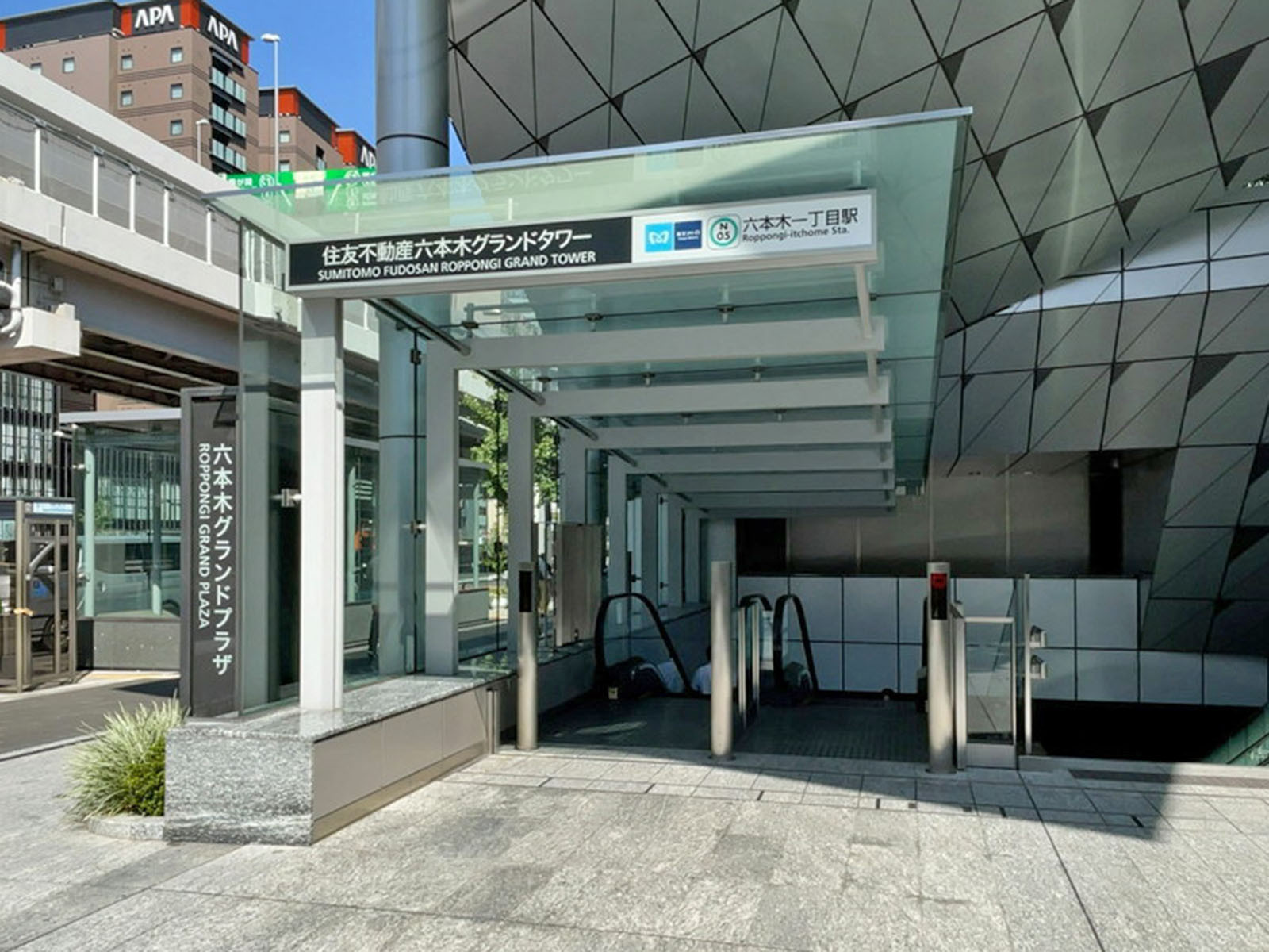 最寄りの「六本木一丁目駅」