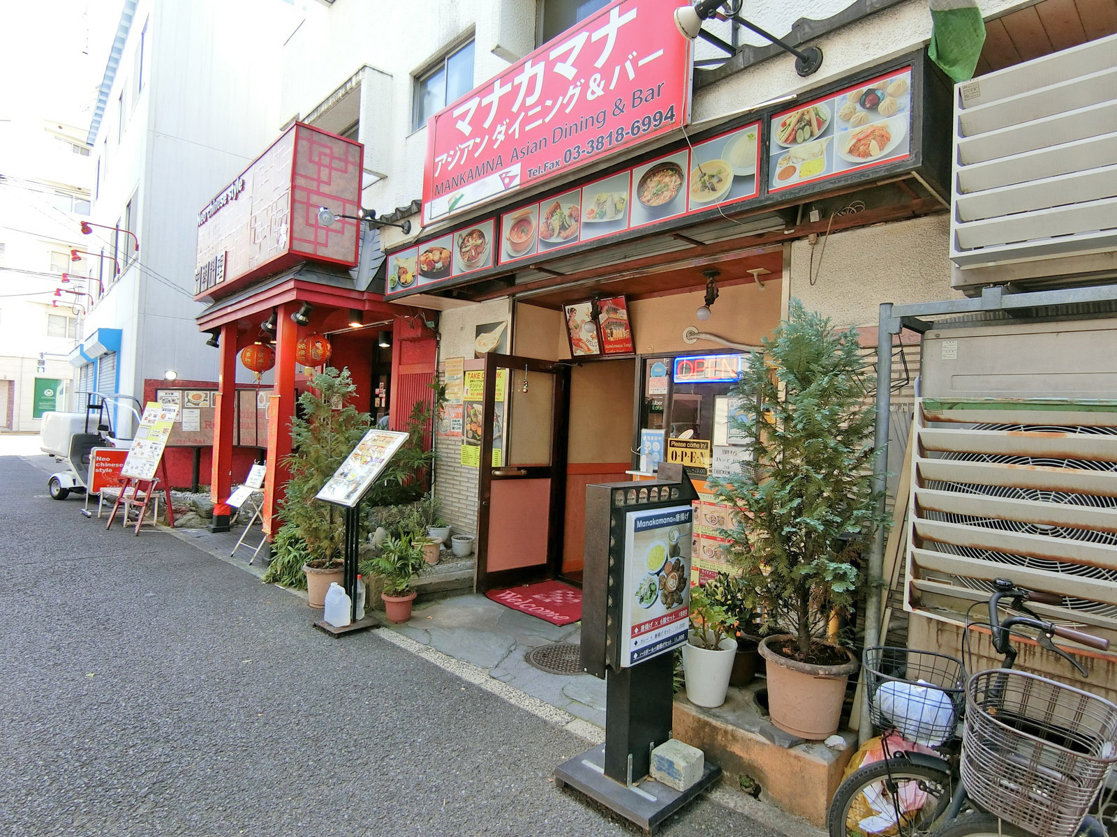 付近には飲食店が充実
