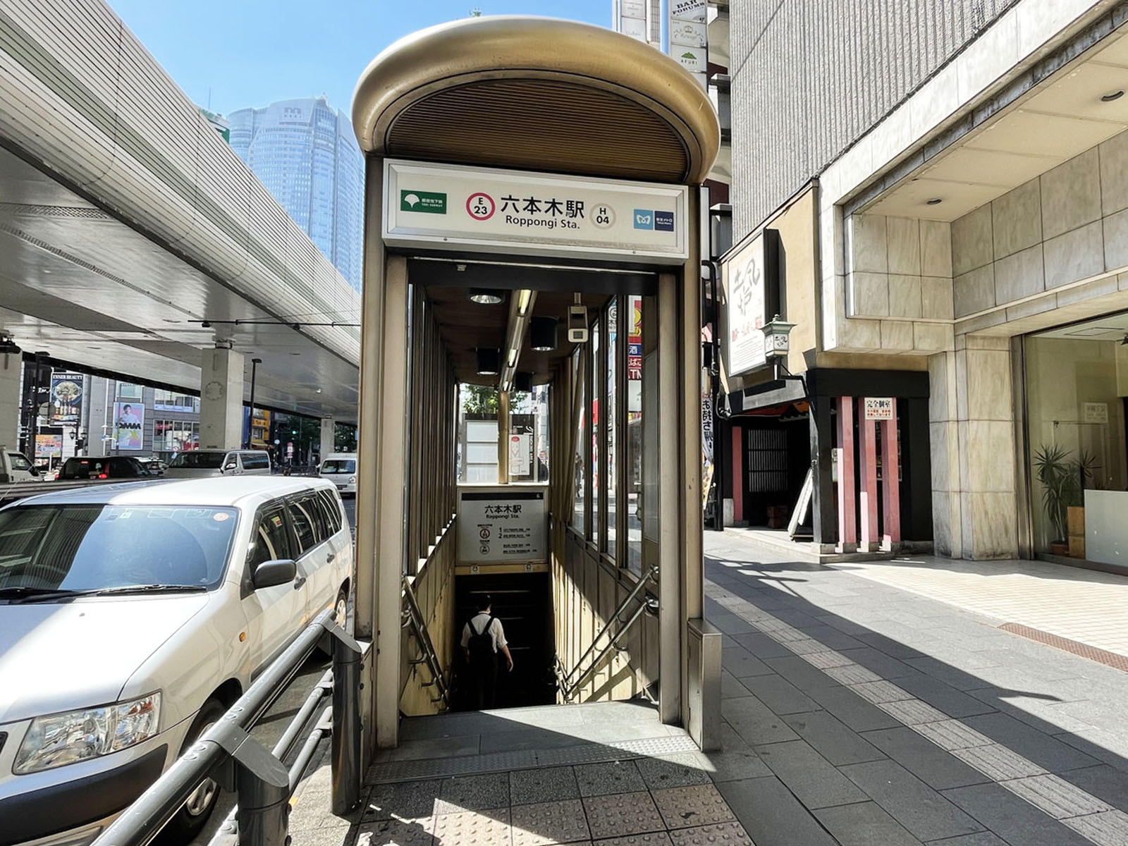 最寄りの「六本木駅」