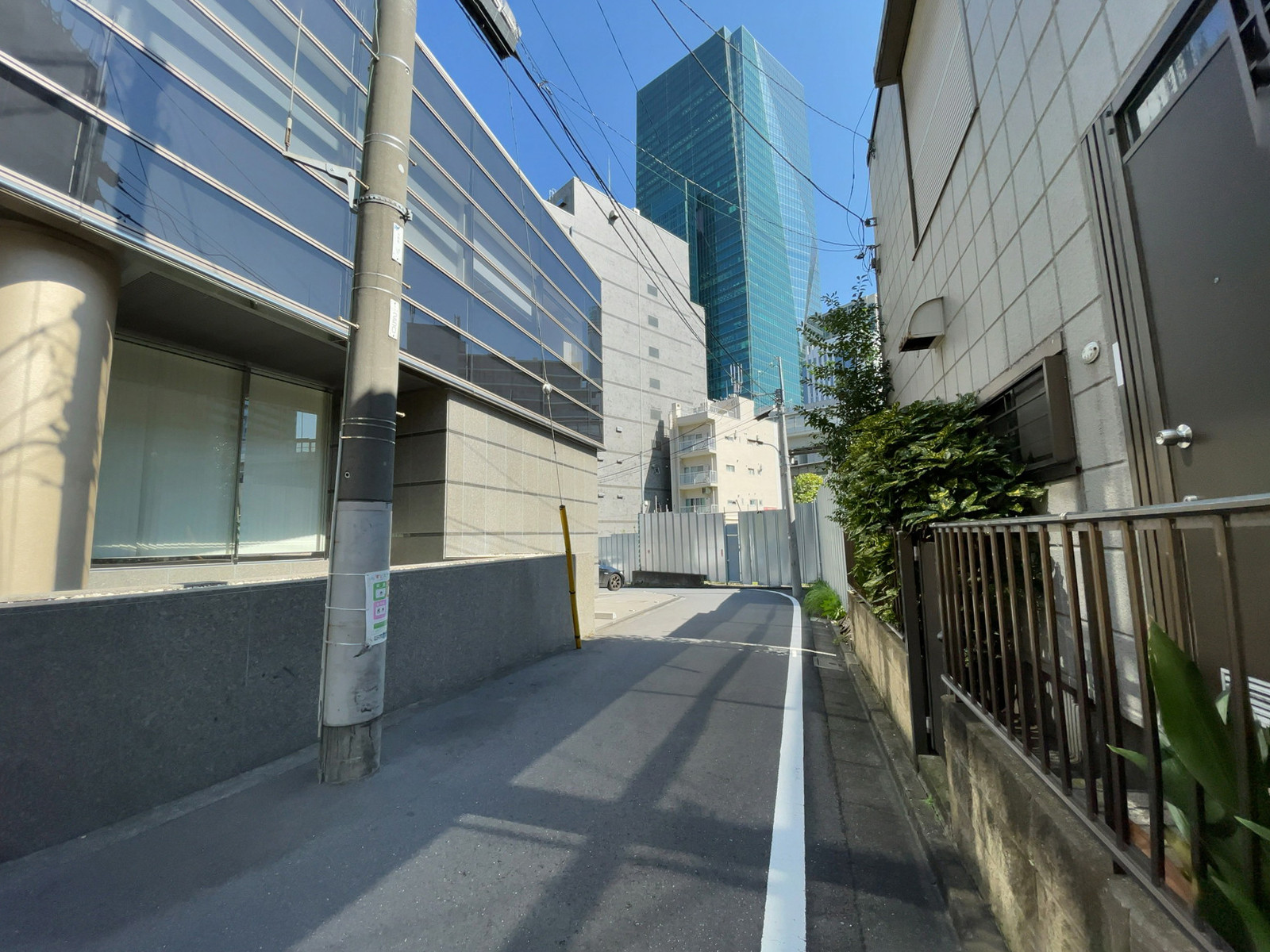 六本木三河台スクエア前面の通り