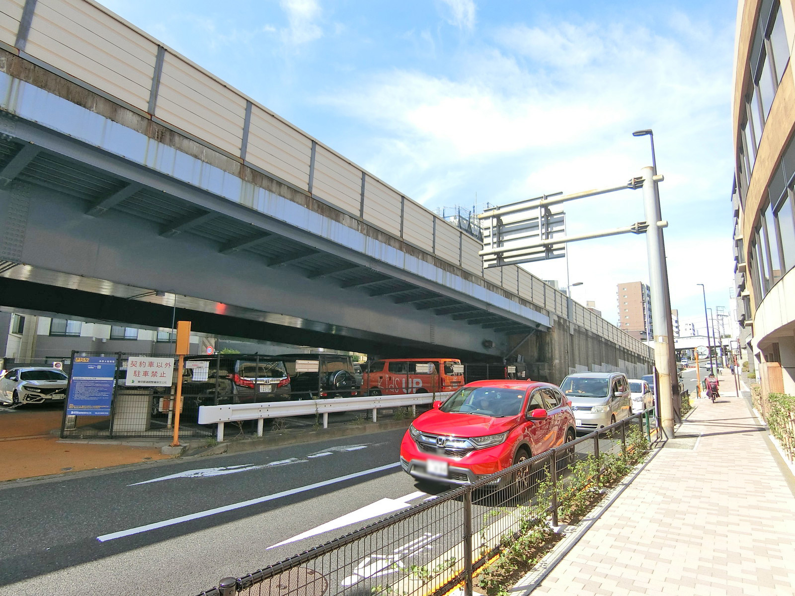 南千束山本ビルは環七通り沿いに立地