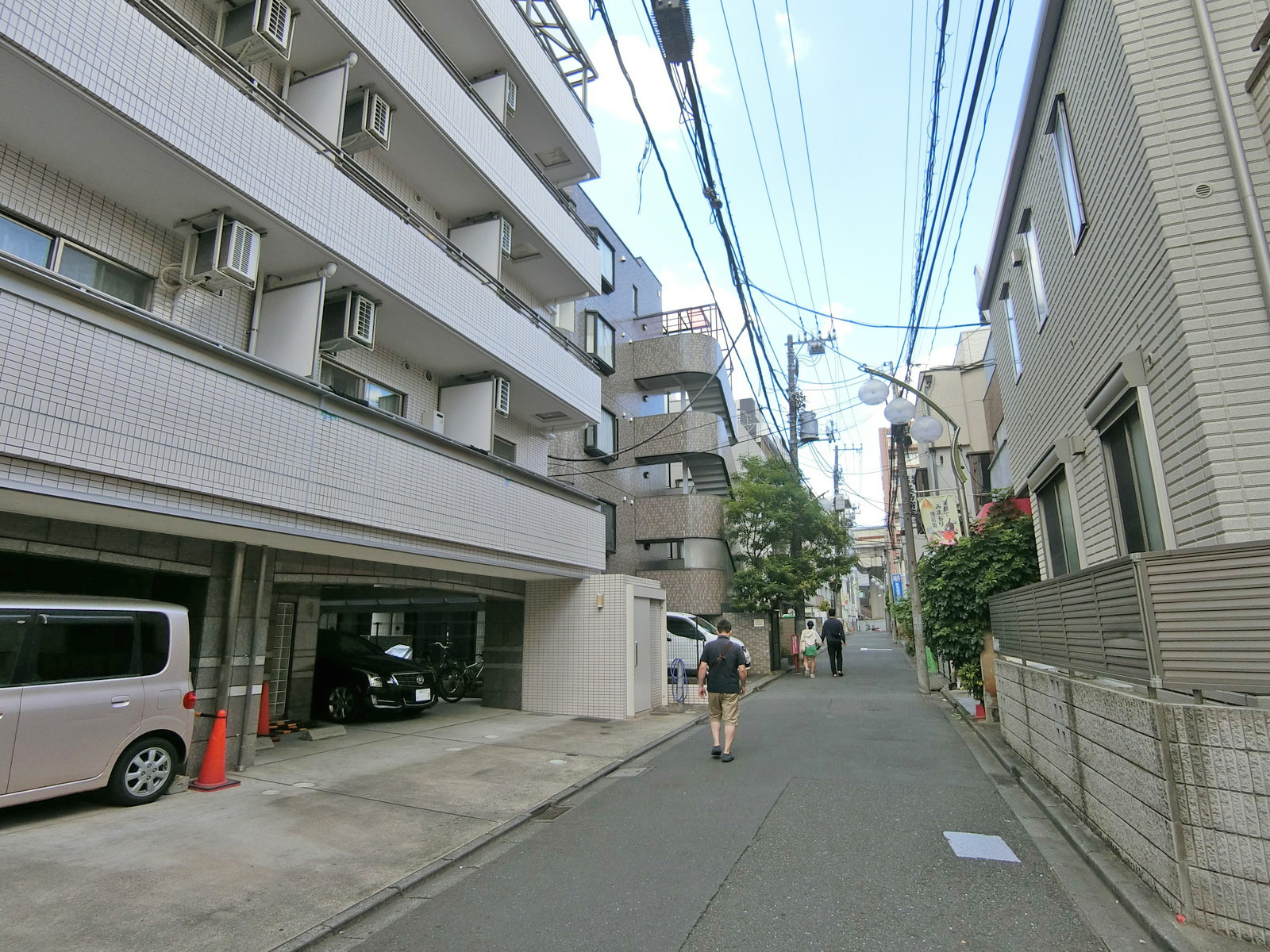 松原片桐屋ビル周辺は店舗が多く賑やかなエリア