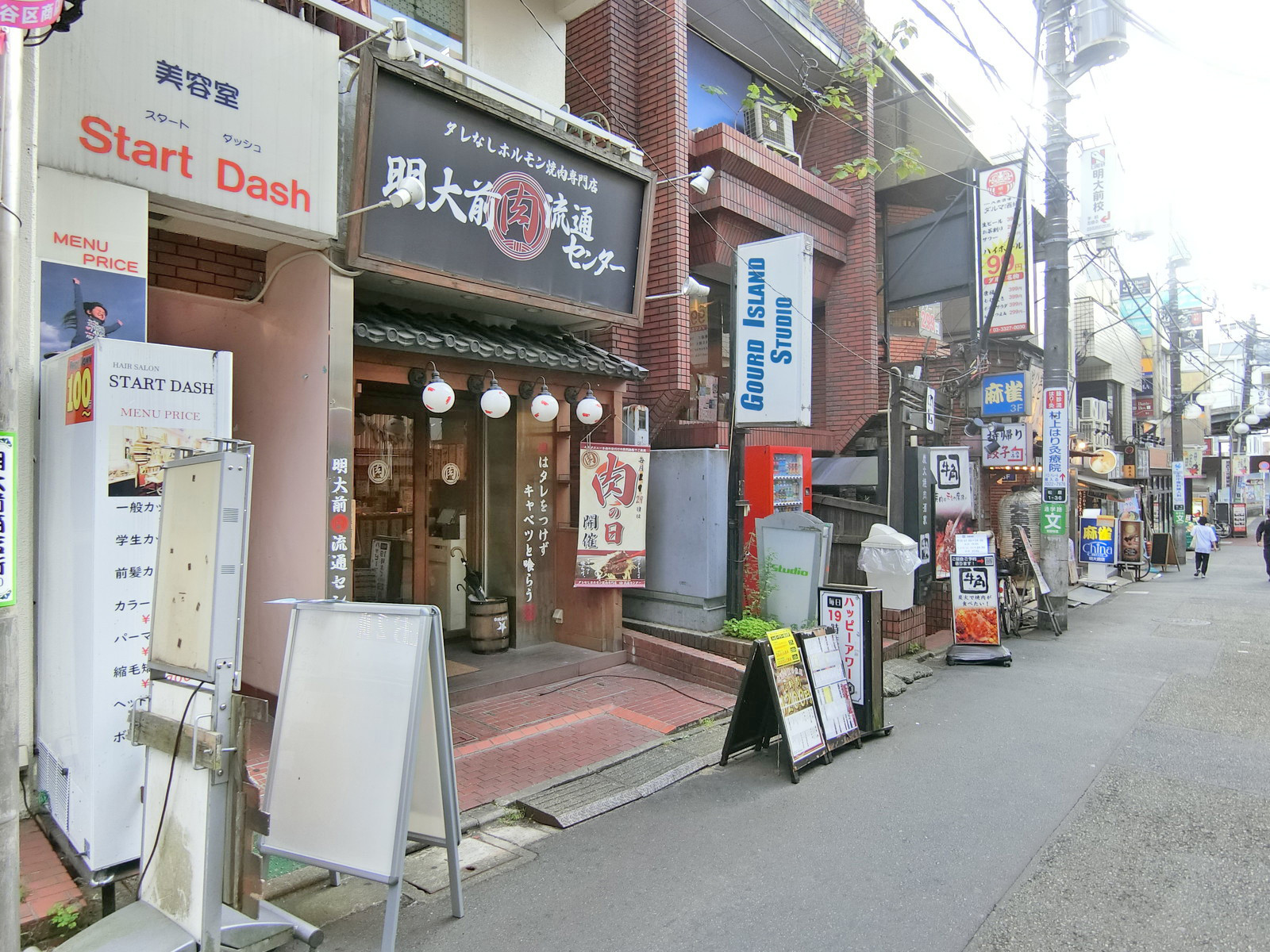 付近には飲食店が充実