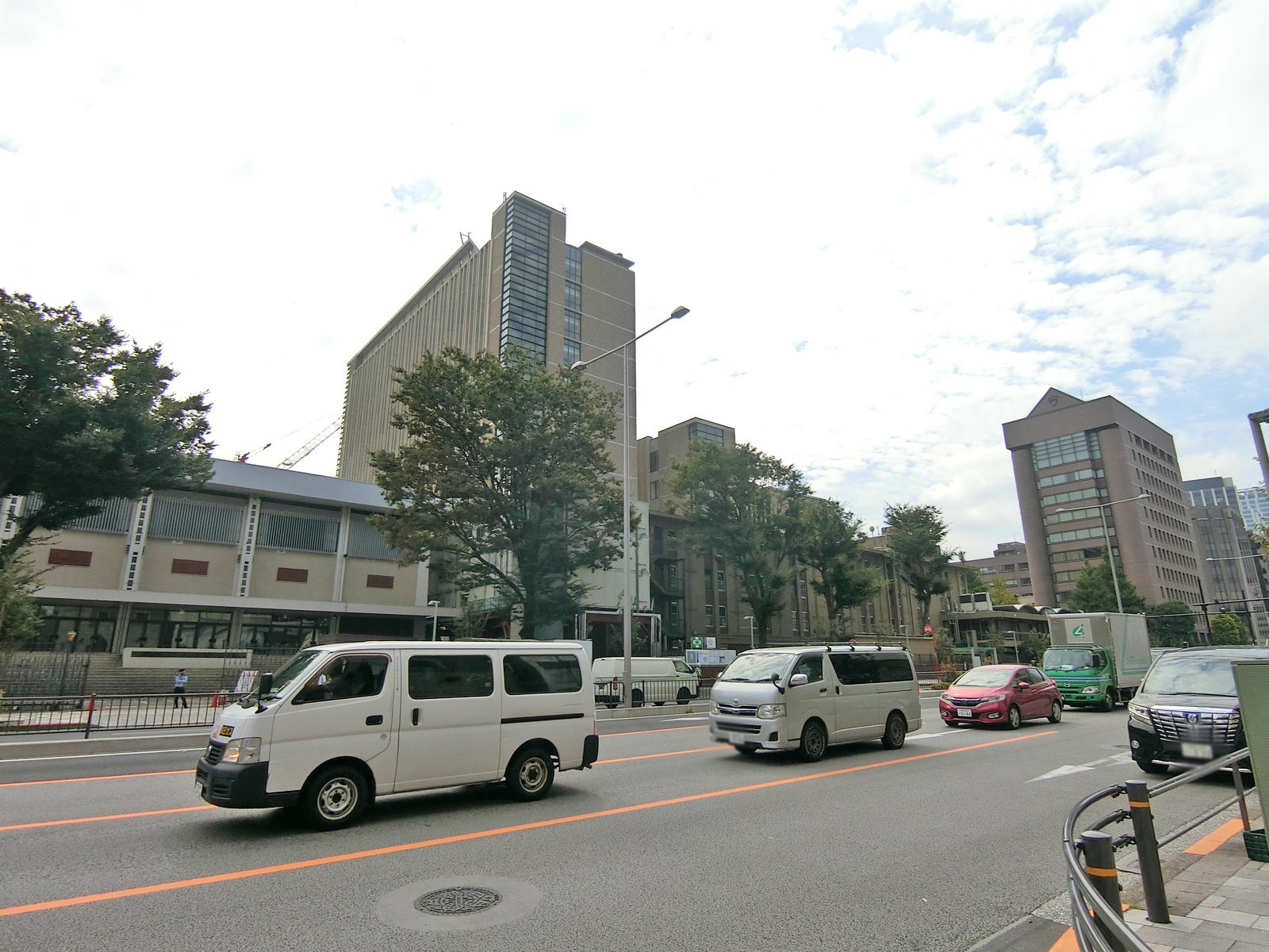 青山NSビルは青山通り沿いに立地