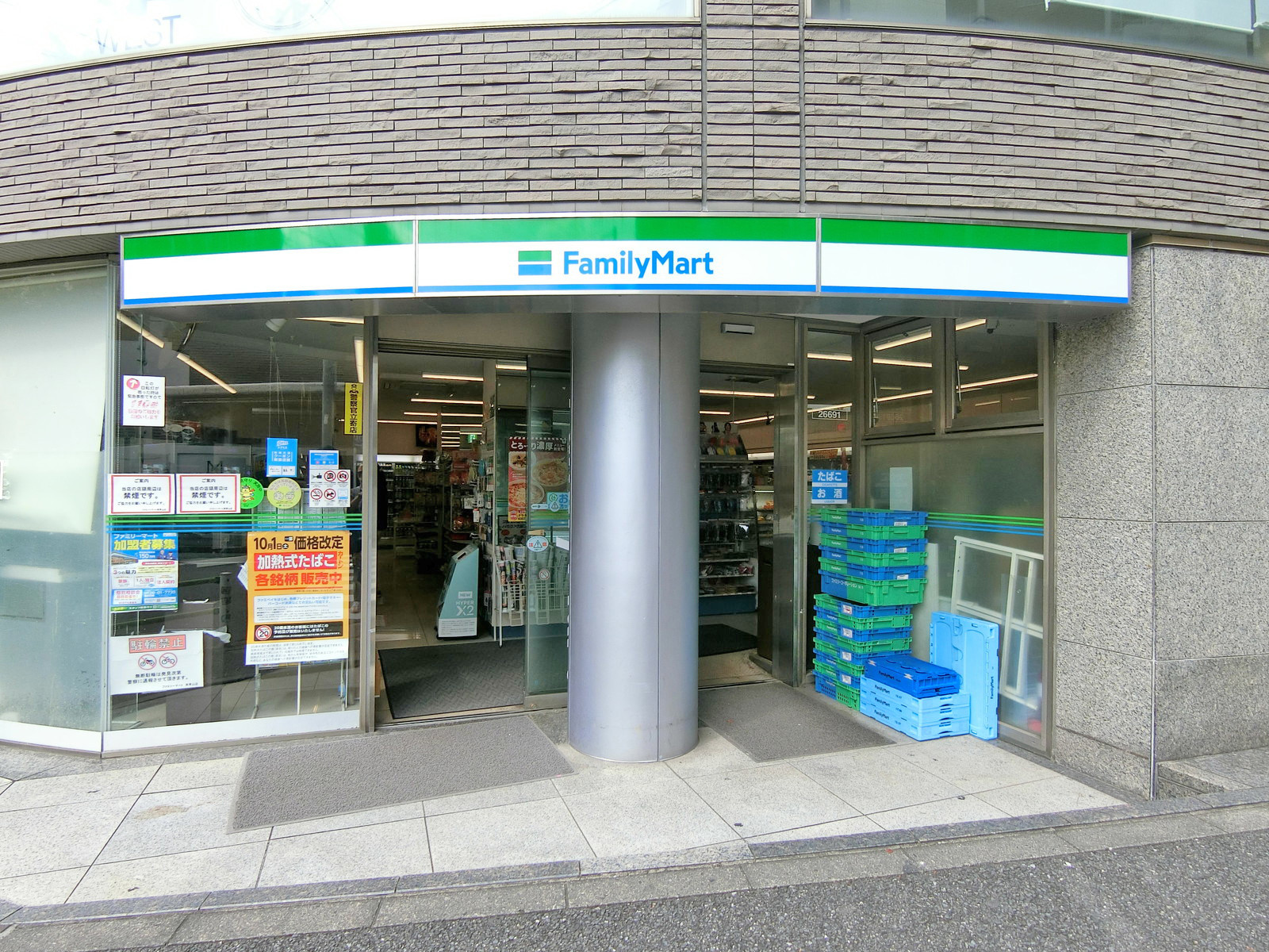 徒歩2分のファミリーマート南青山店