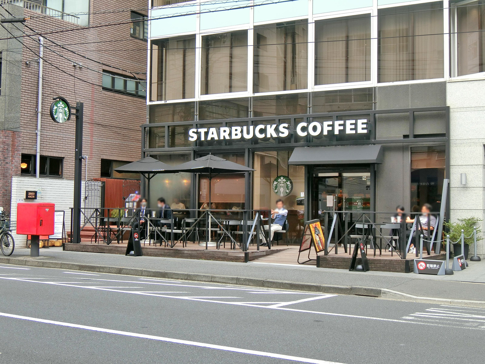 向かいの通りのスターバックス南青山骨董通り店