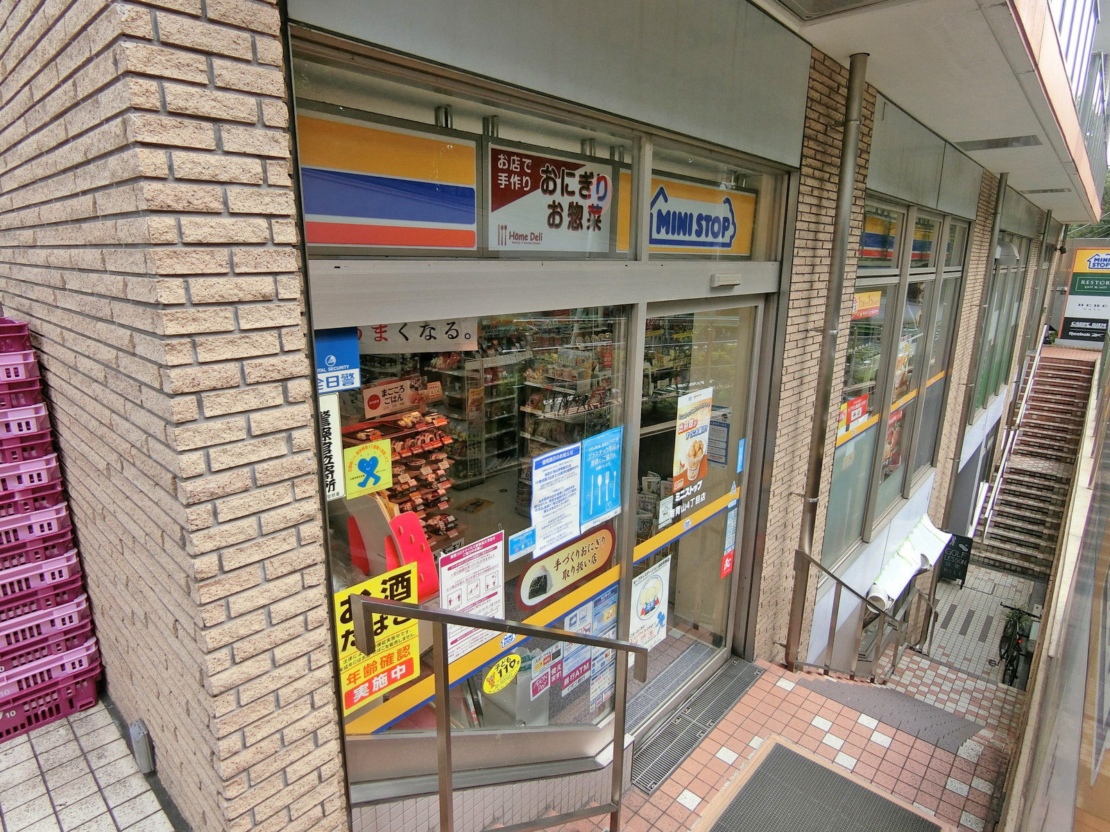 徒歩3分のミニストップ南青山4丁目店