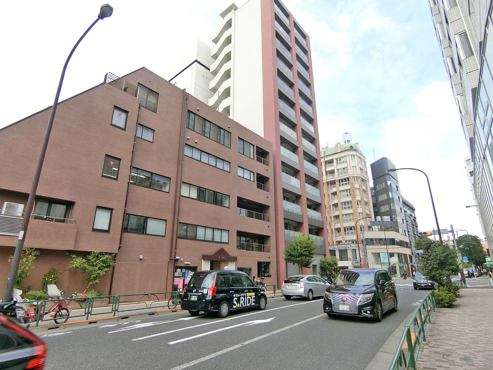 ビラエスケービル周辺はオフィスや店舗が多いエリア