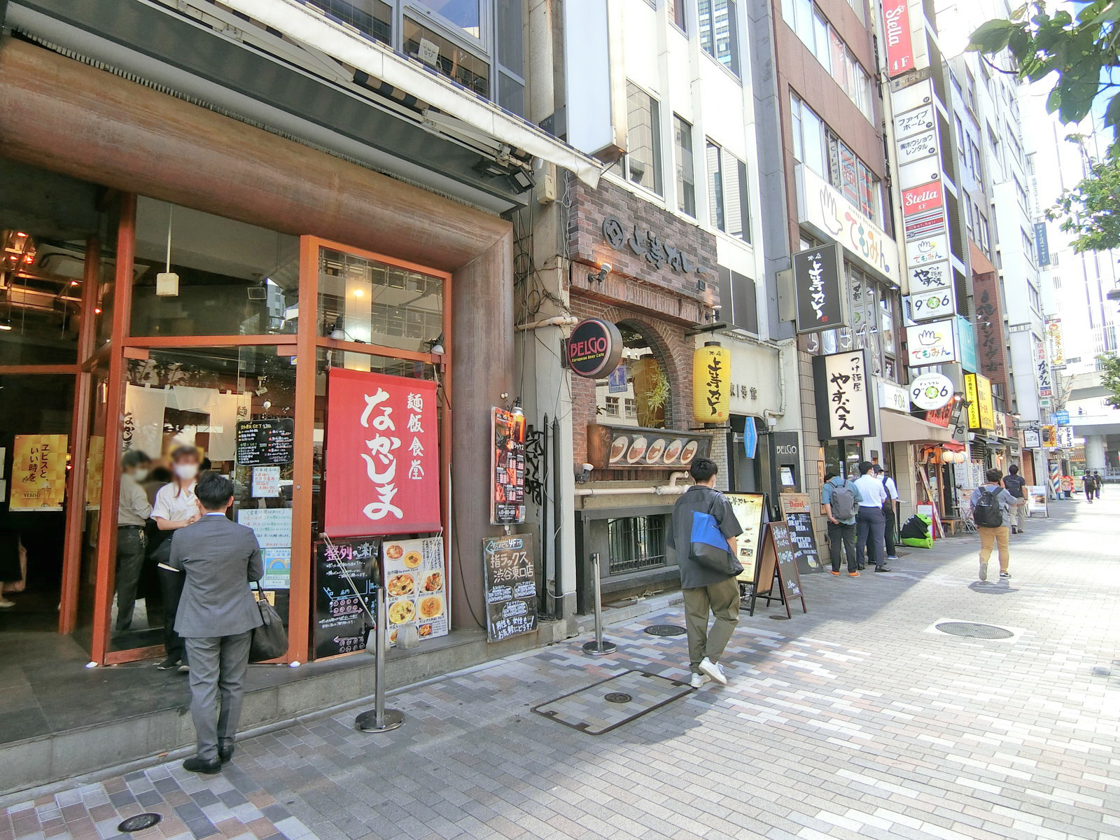 付近には飲食店が充実