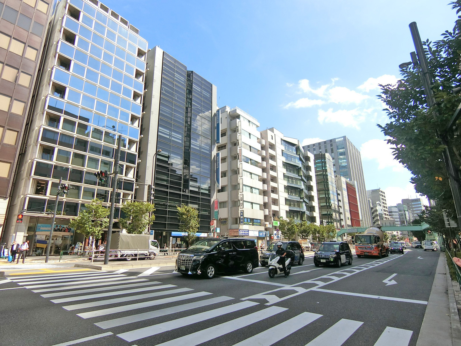 JS渋谷ビルは明治通り沿いに立地