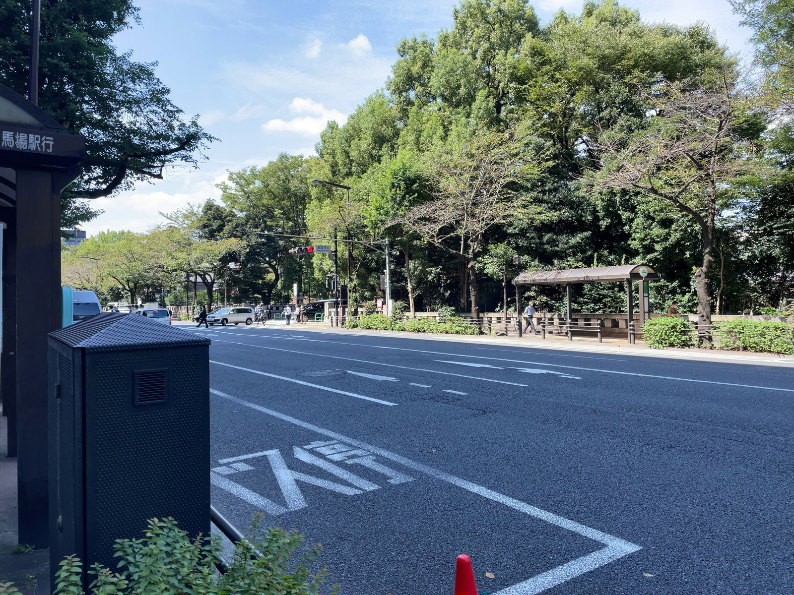 みづまんビル前面の靖国通り