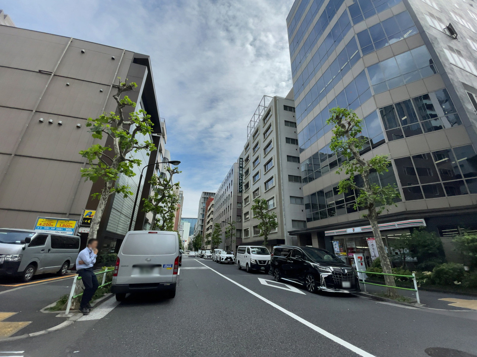 マストライフ西新橋ビル前面の通り