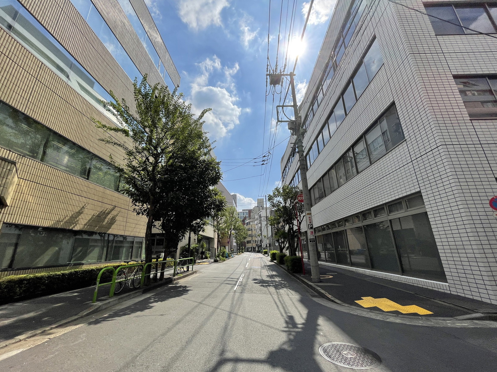 Daiwa猿楽町ビル前面の通り