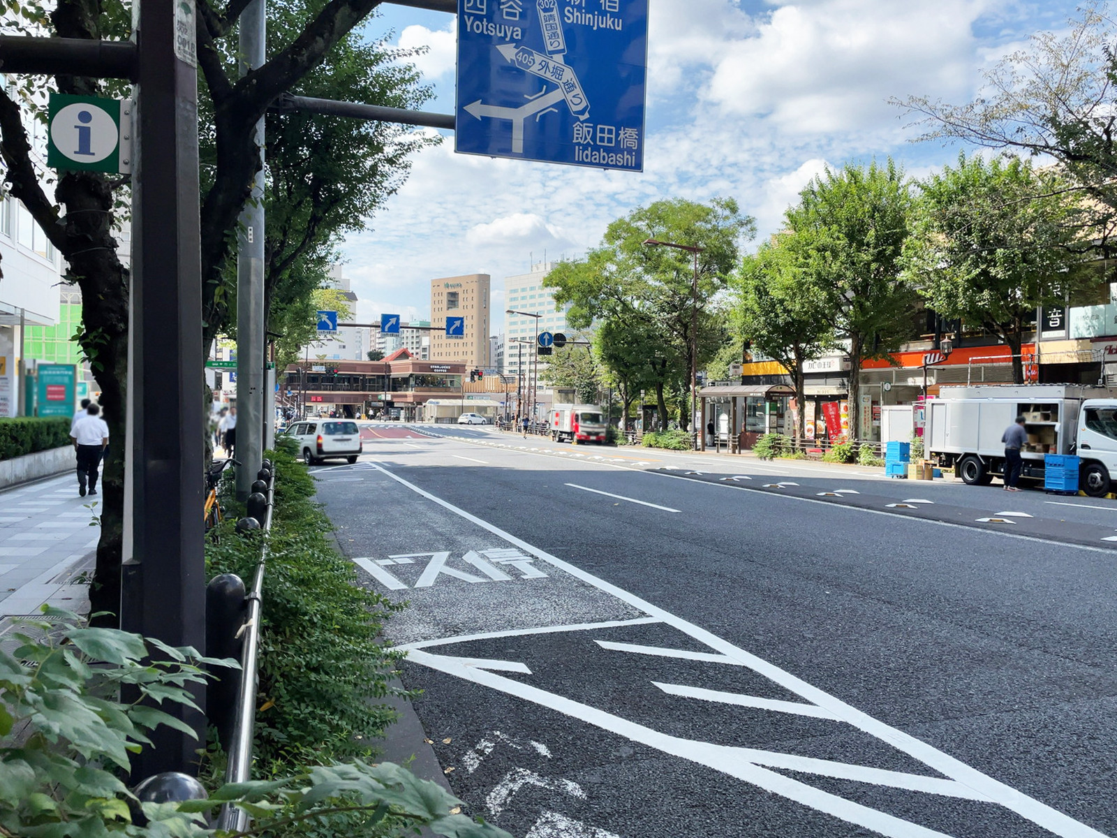山脇ビル前面の靖国通り