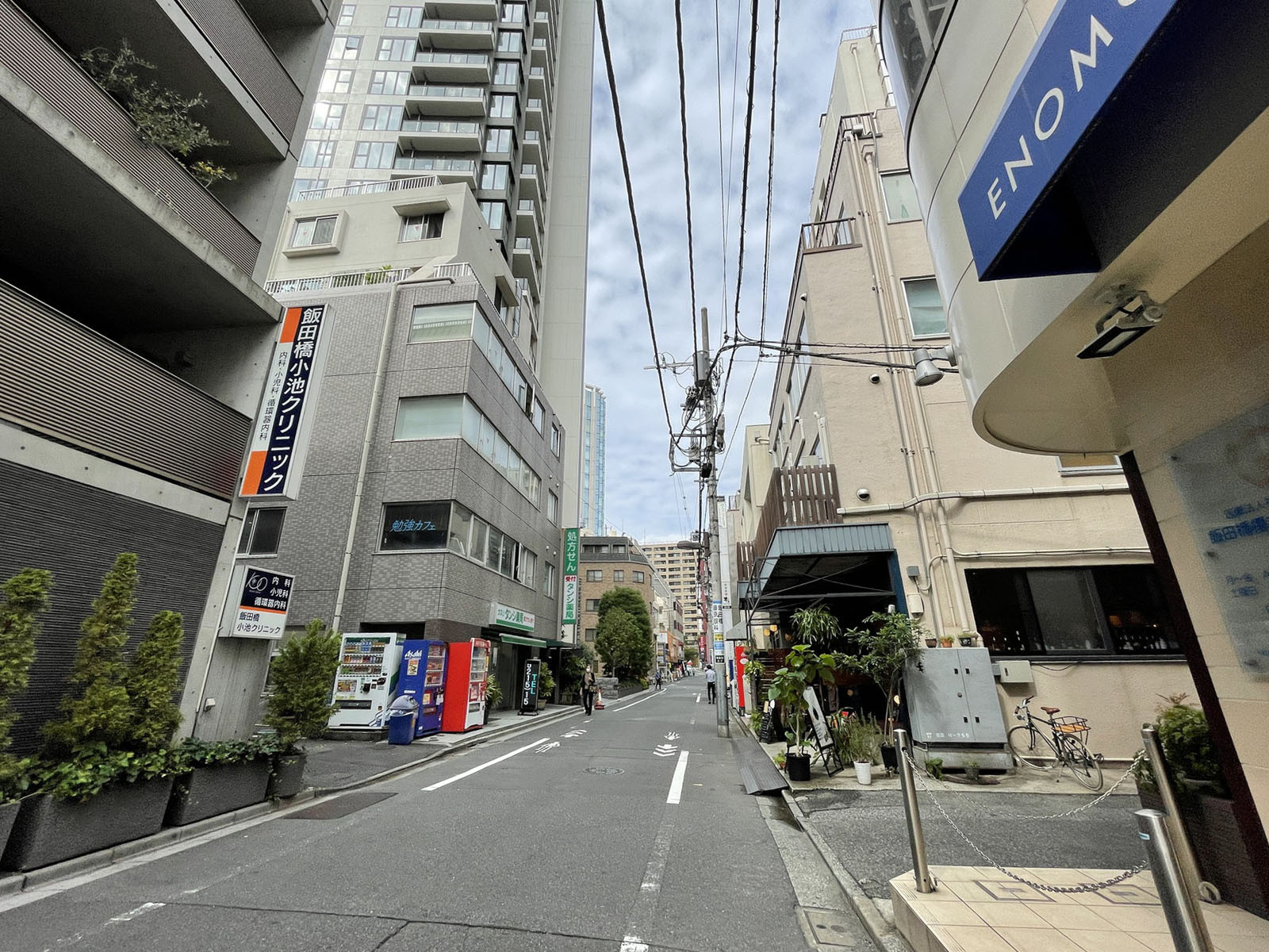 オービットビル前面の通り