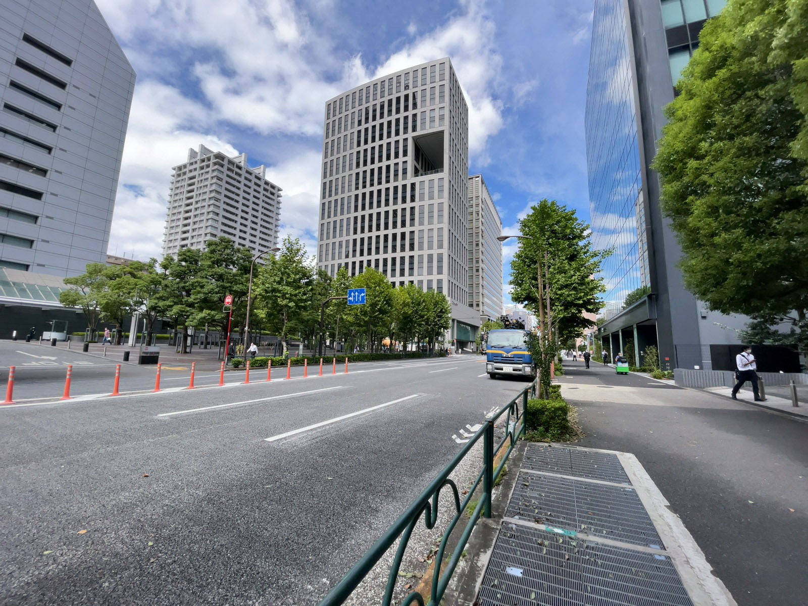 三田NNビル前面の日比谷通り