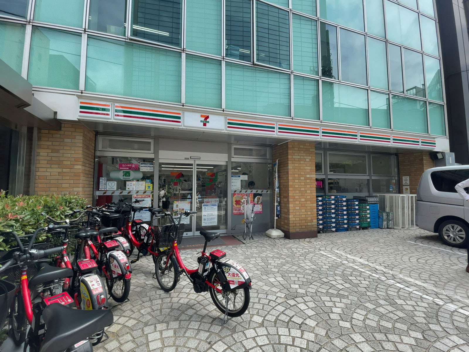 ビル裏のセブンイレブン 三田駅北店