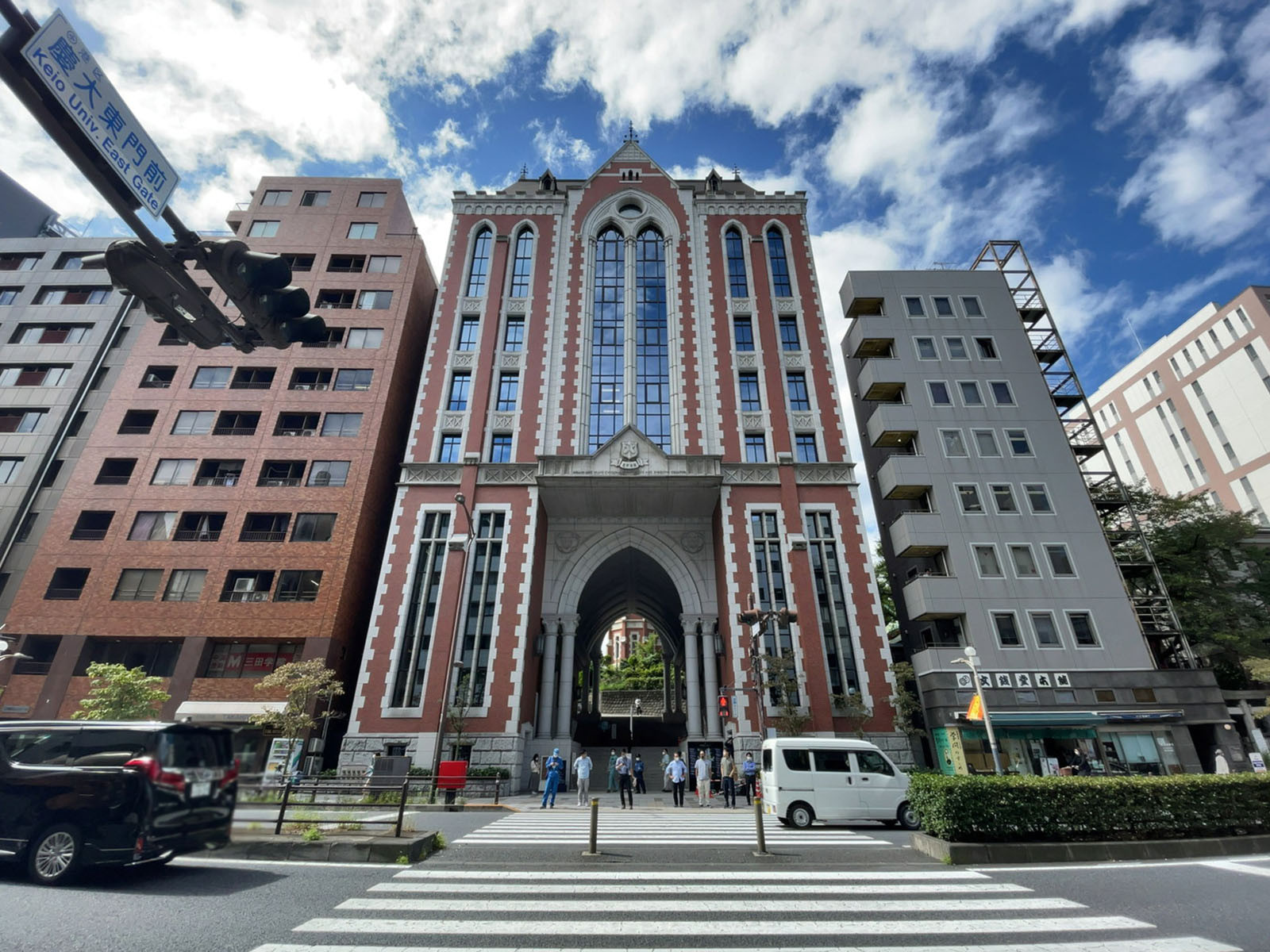 ビル前の慶應義塾大学