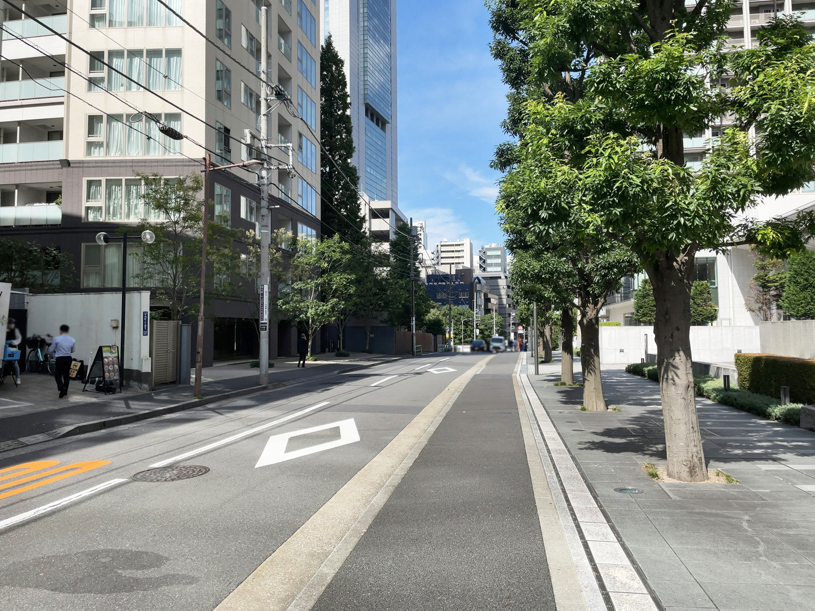 JA共済ビル前面の貝坂通り