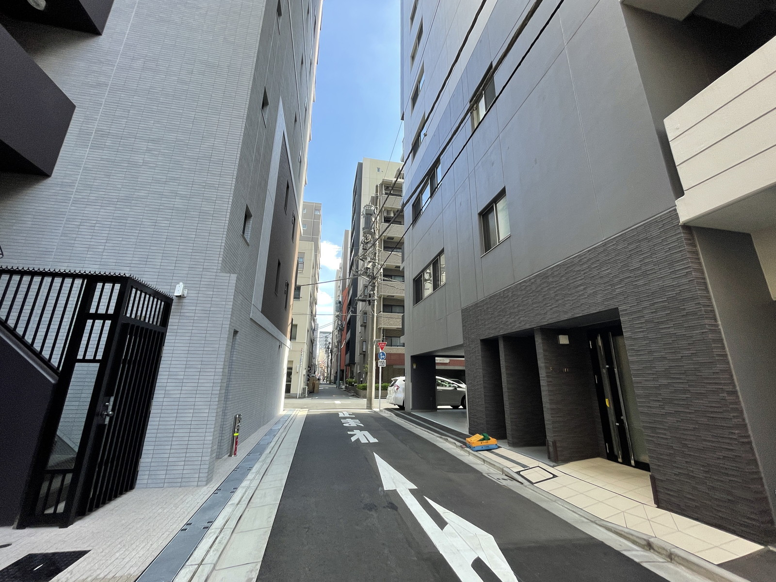 鈴武ビル前面の通り