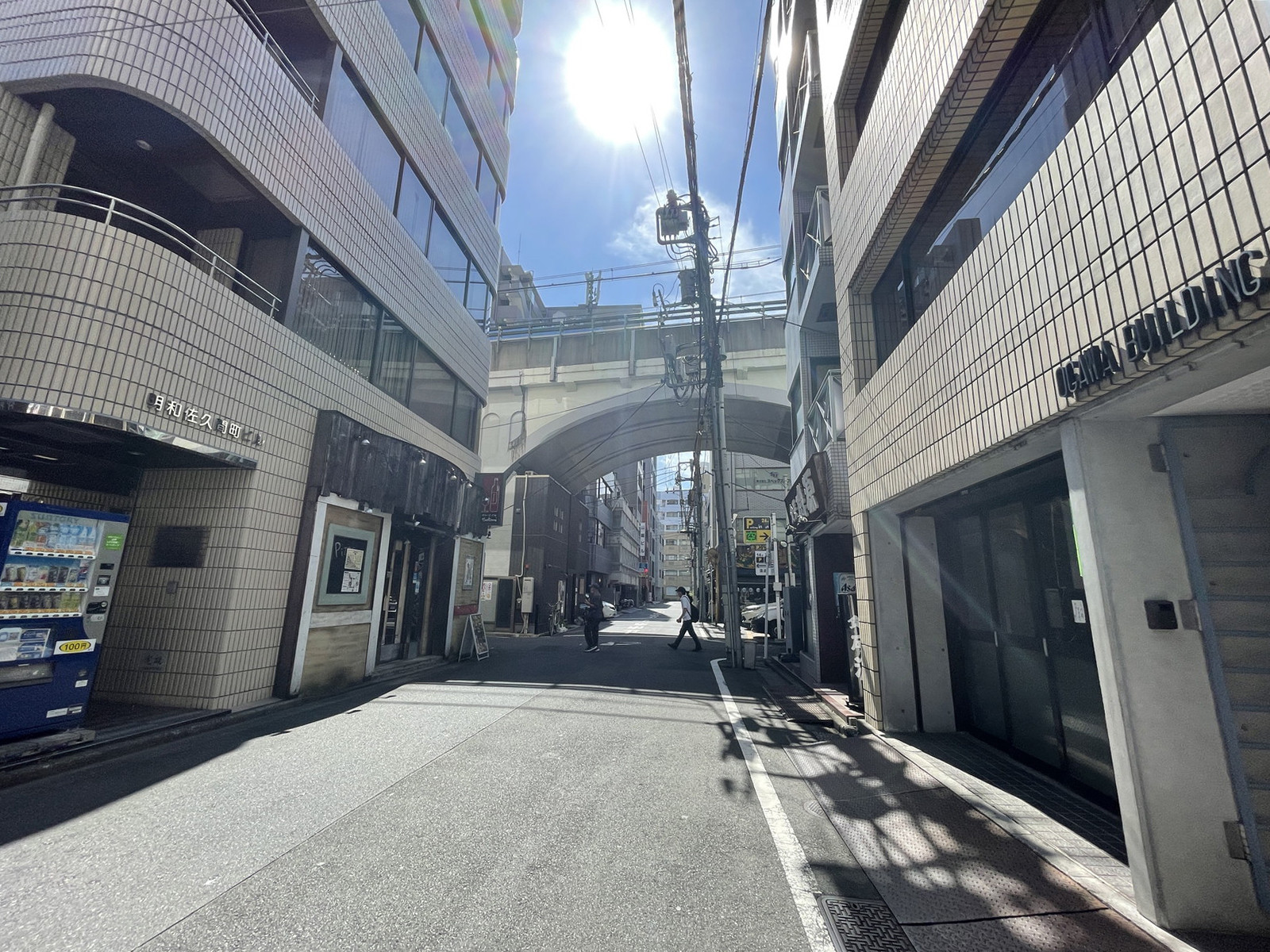 明和佐久間町ビル前面の通り