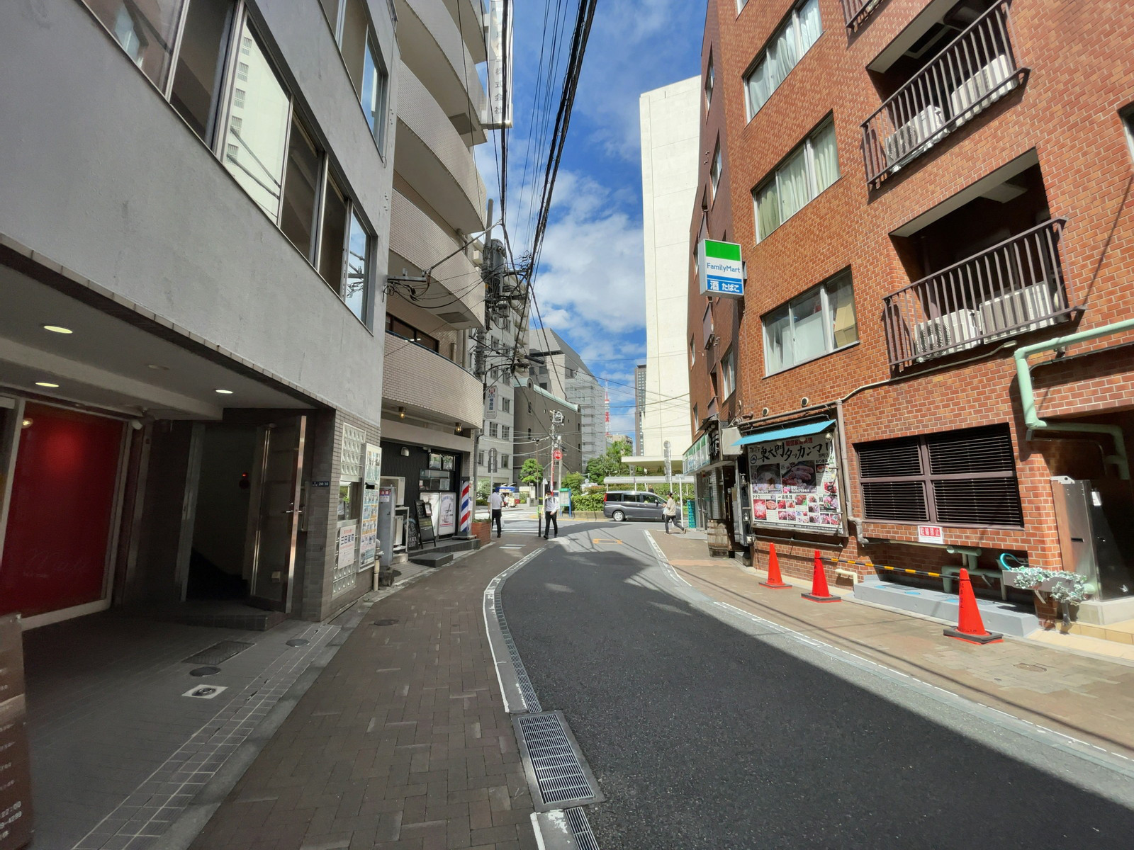 朝倉ビル前面の通り