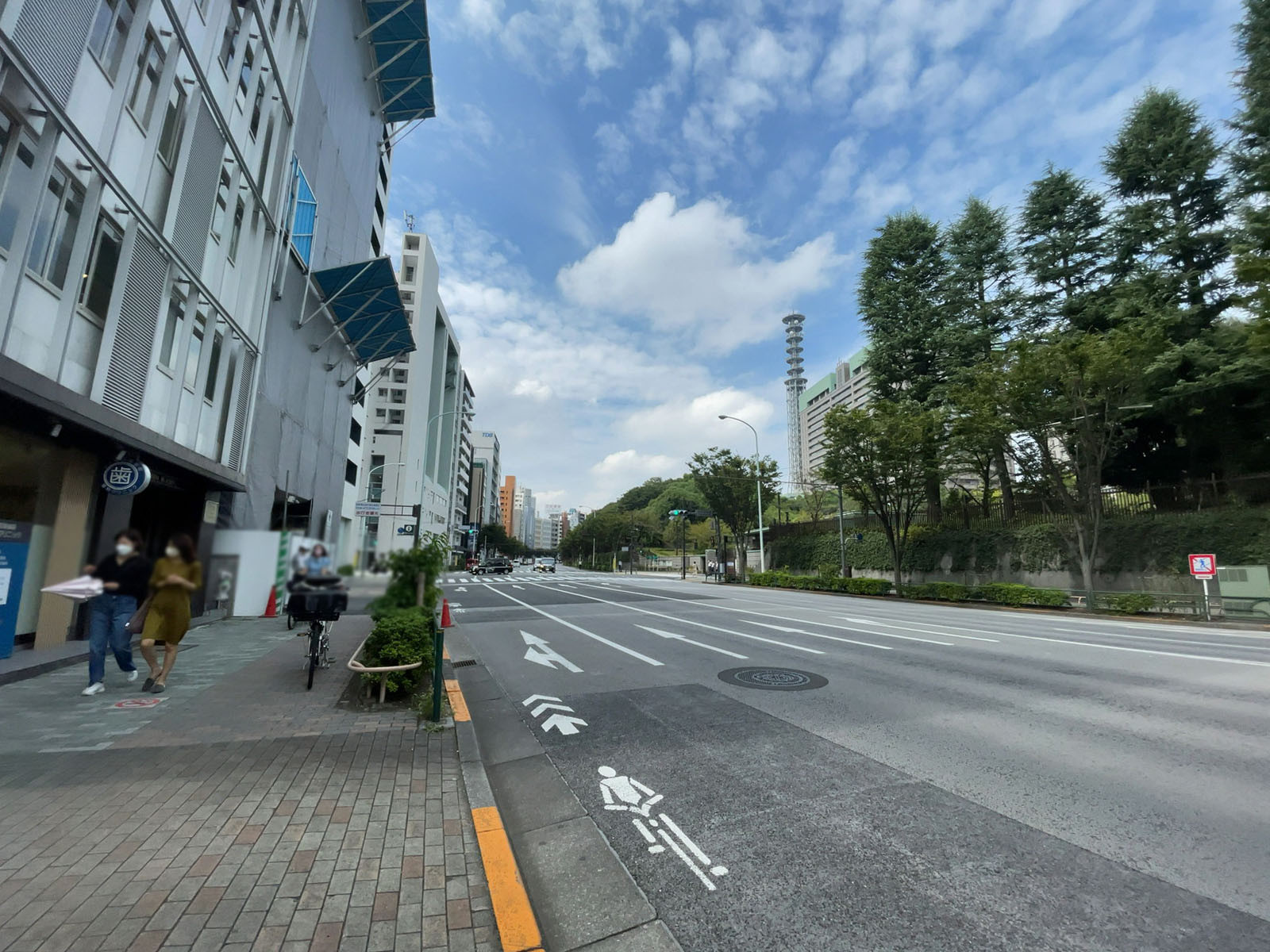 新盛堂ビル前面の靖国通り