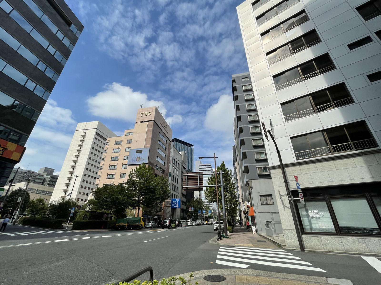 神保町スリービル前面の通り