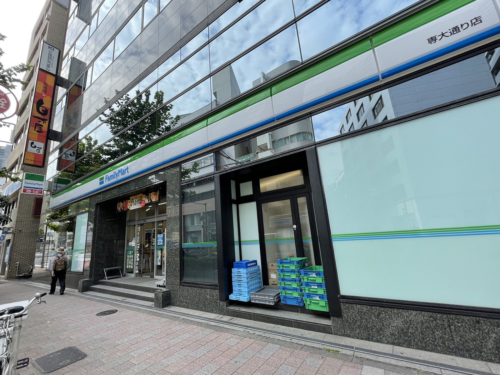徒歩1分のファミリーマート専大通り店