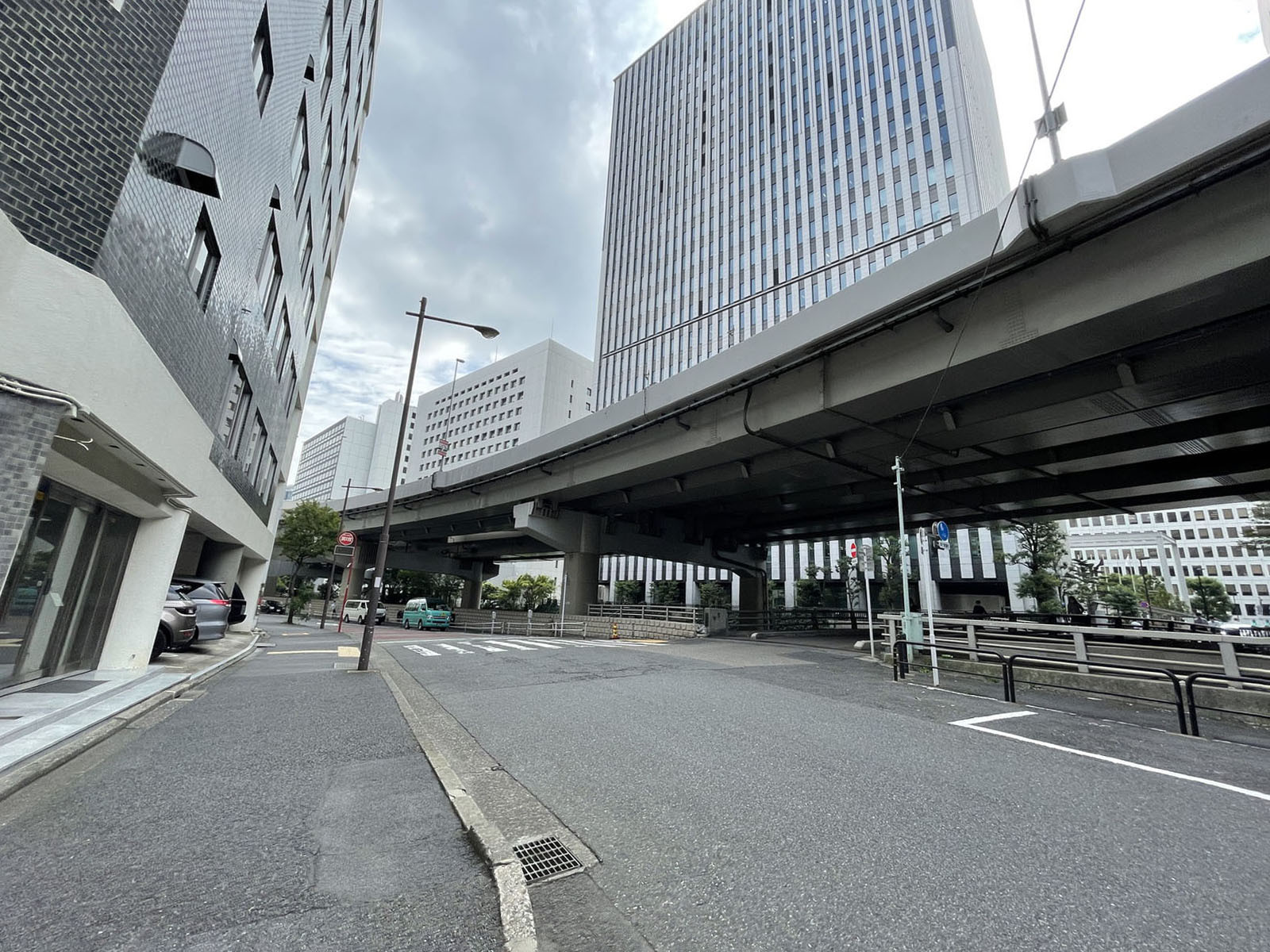 精和ビル前面の通り