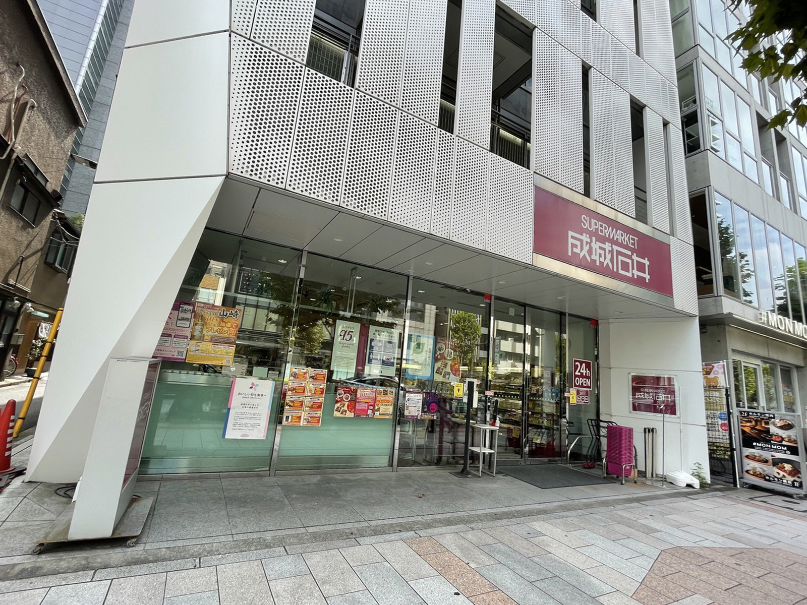徒歩3分の成城石井 神保町店