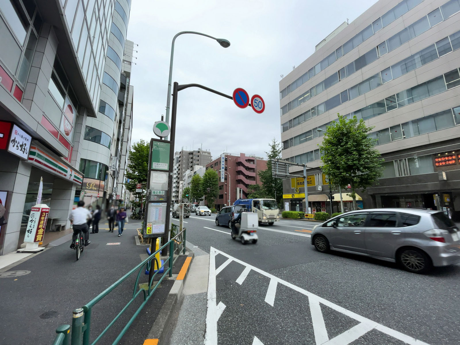 ワコービル前面の外苑東通り