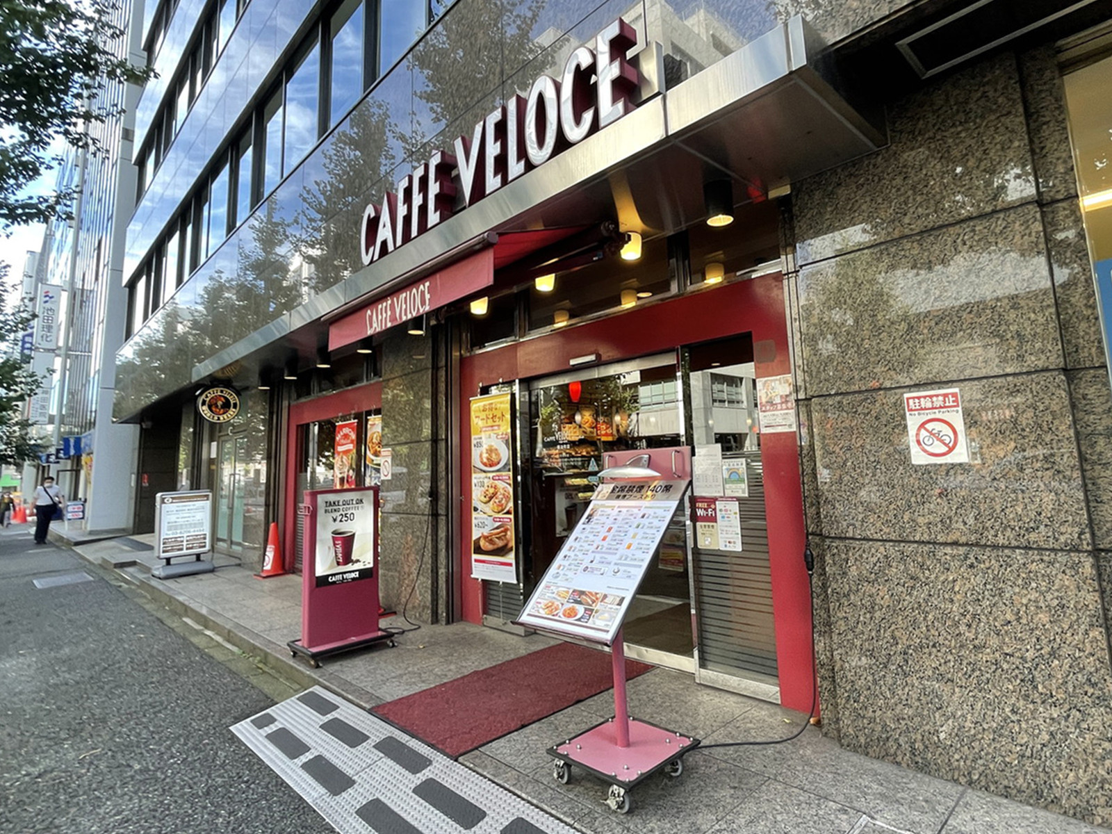 徒歩2分のカフェ・ベローチェ鍛治町店