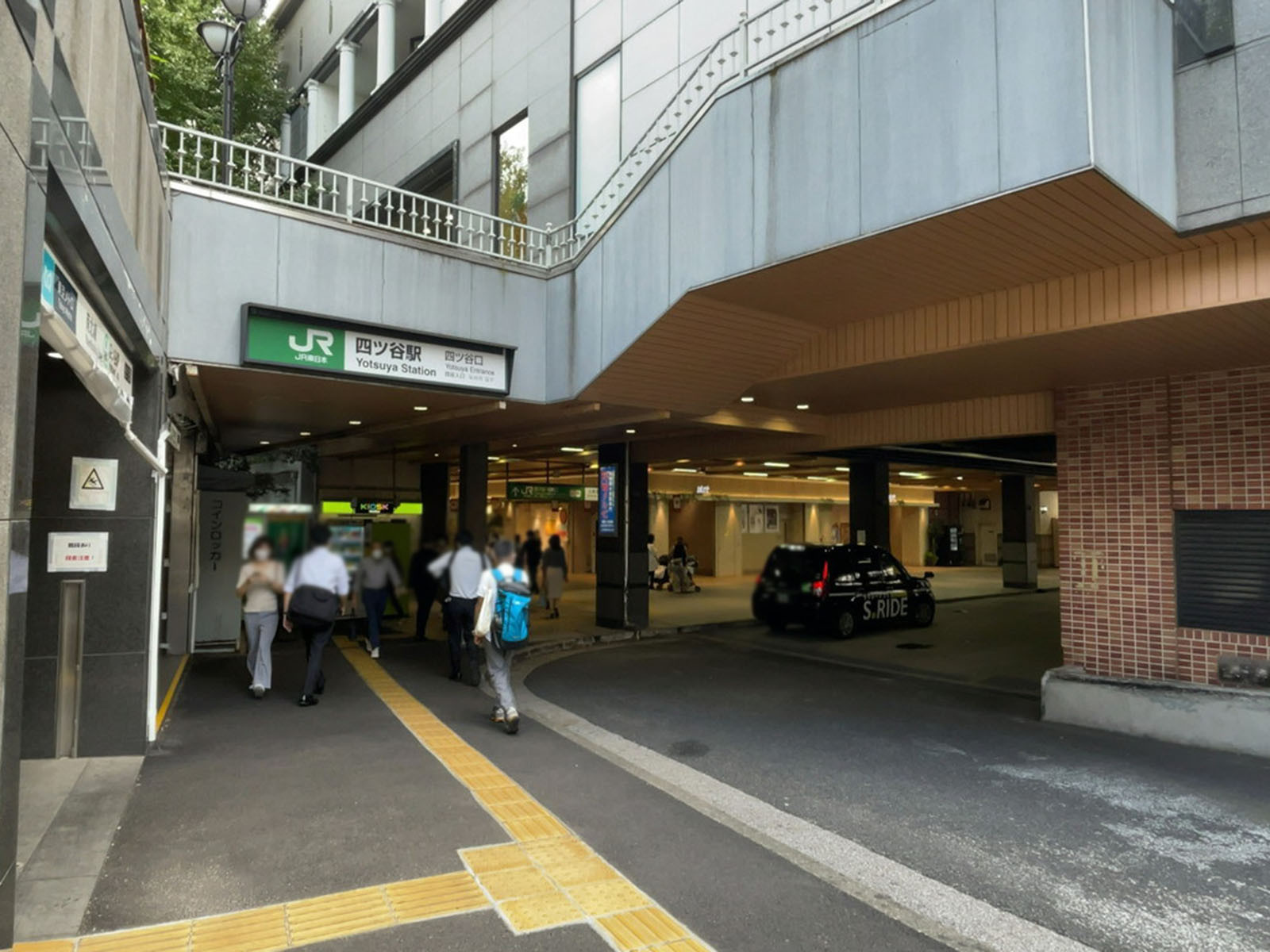 最寄りの「四ツ谷駅」