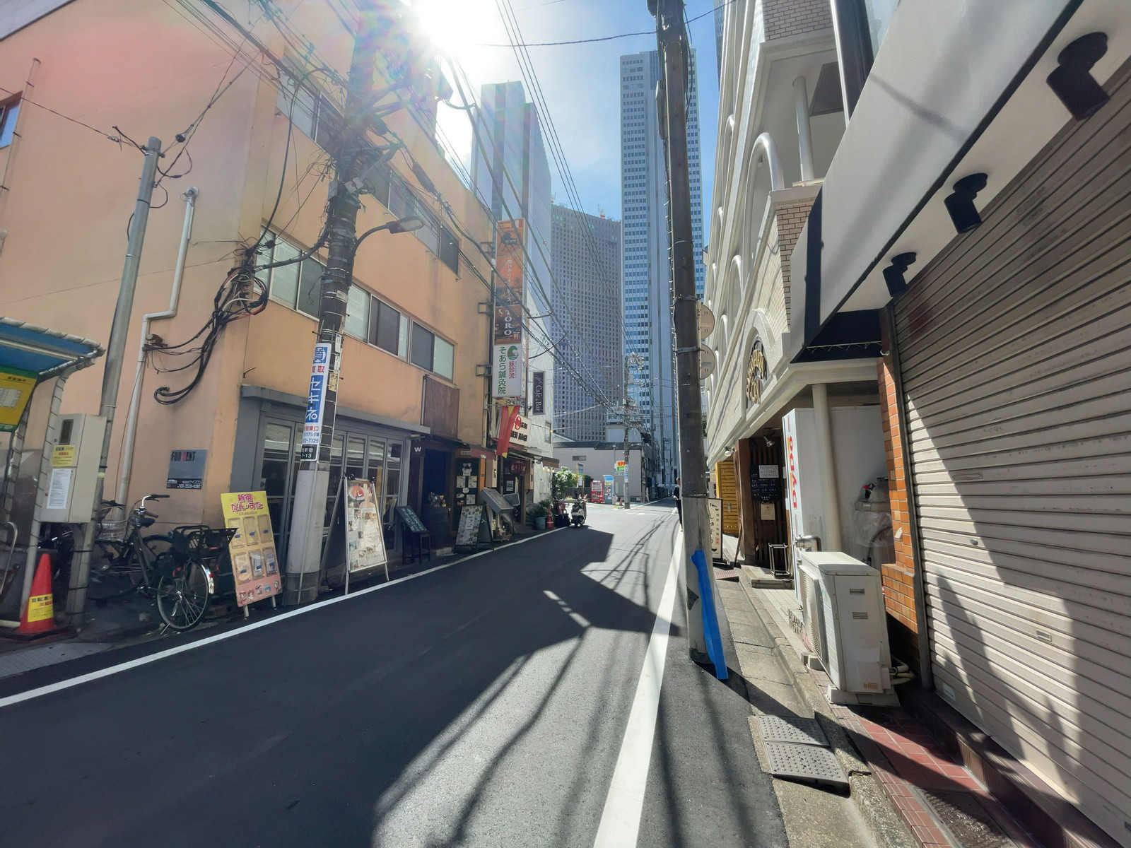 巌島ビル前面の通り