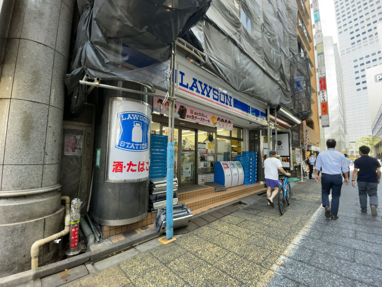 徒歩1分のローソン 西新宿一丁目店
