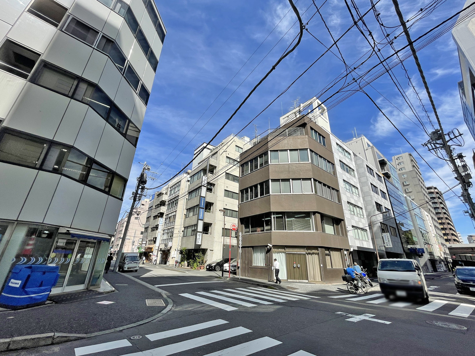 周辺は落ち着いたオフィスエリア