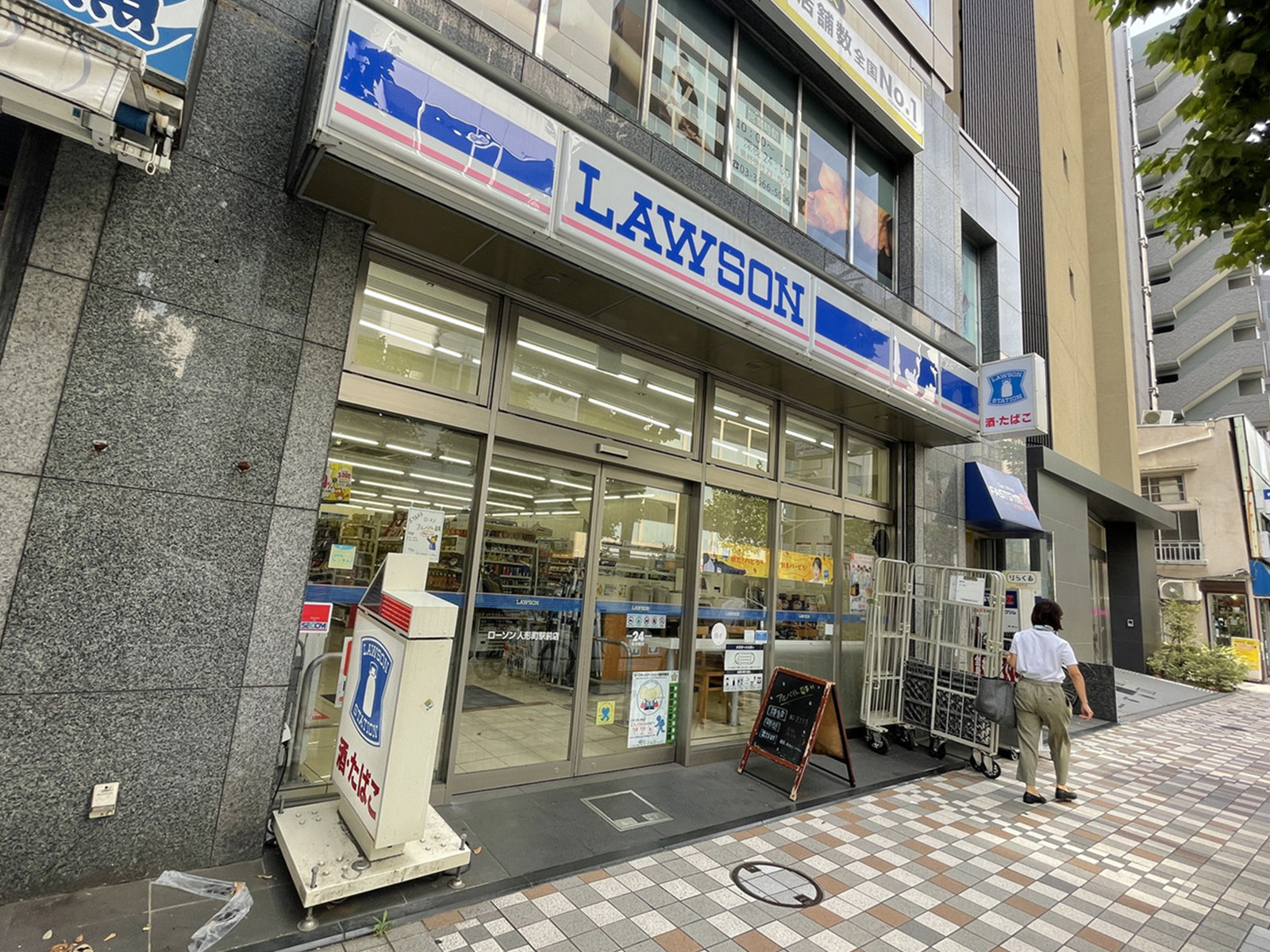 徒歩1分のローソン 人形町駅前店