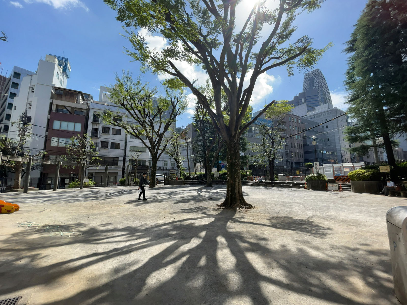 近くの新宿区立柏木公園