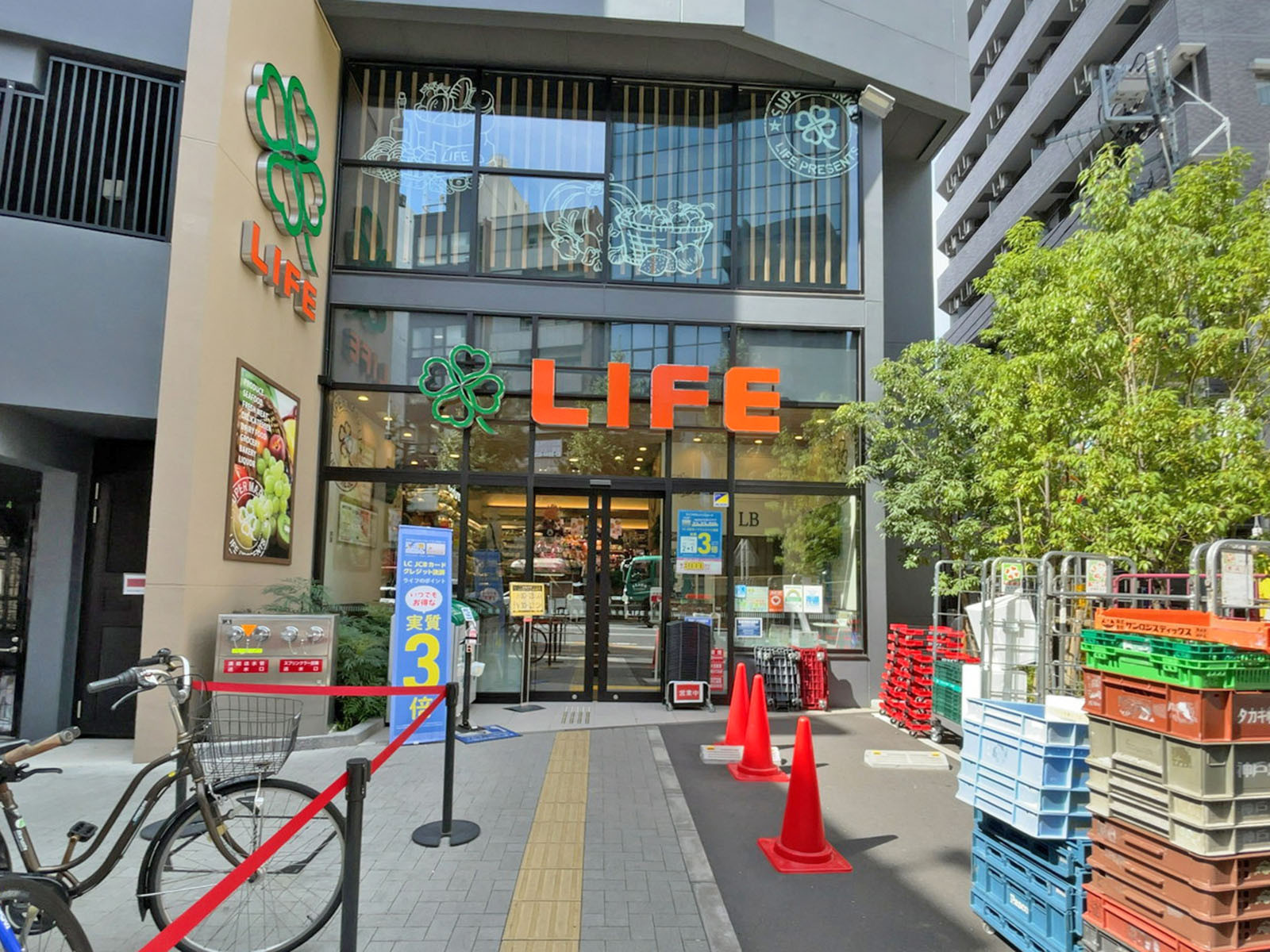 徒歩2分のライフ本郷三丁目駅前店