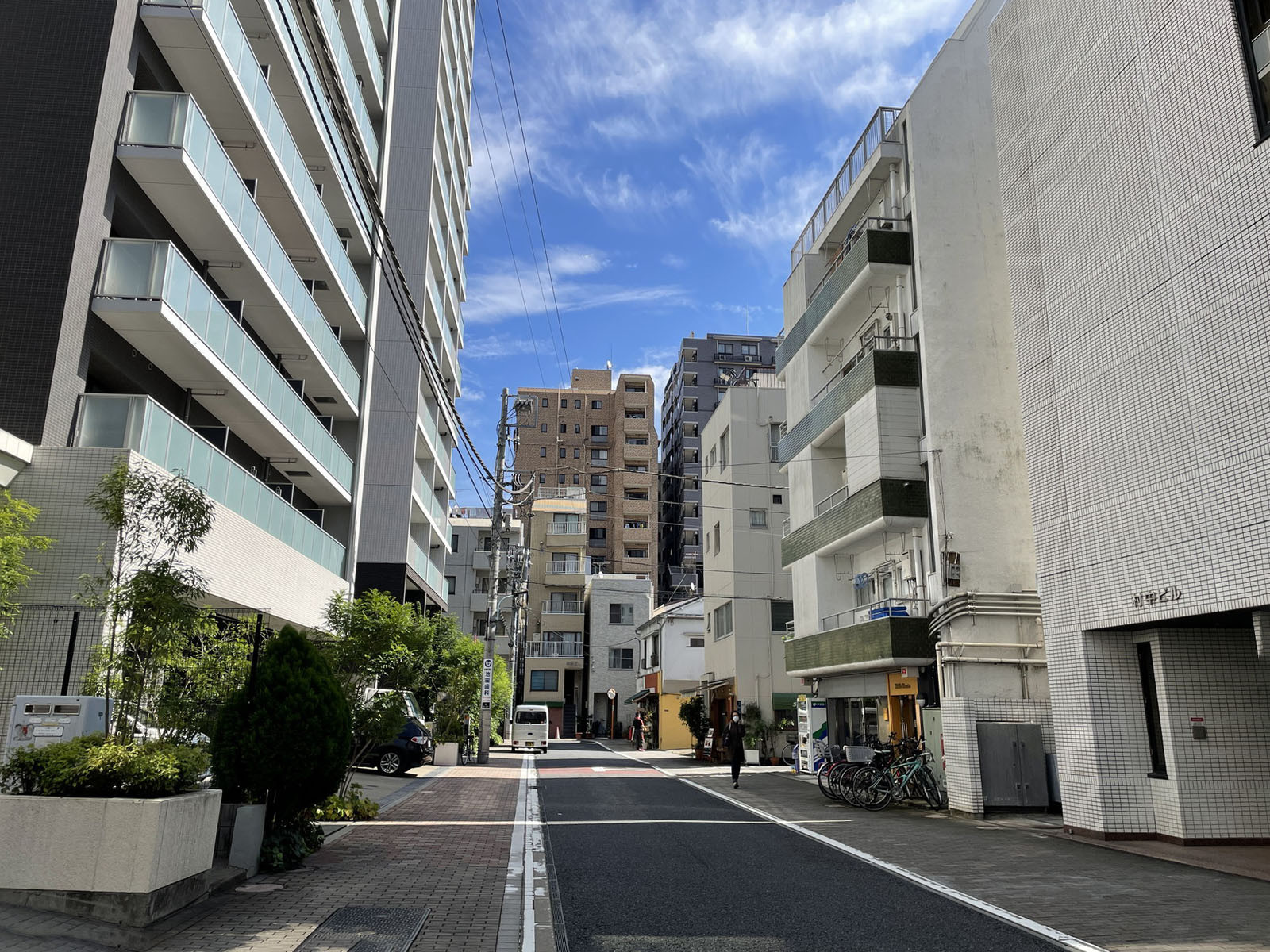 周辺は静かなオフィス街