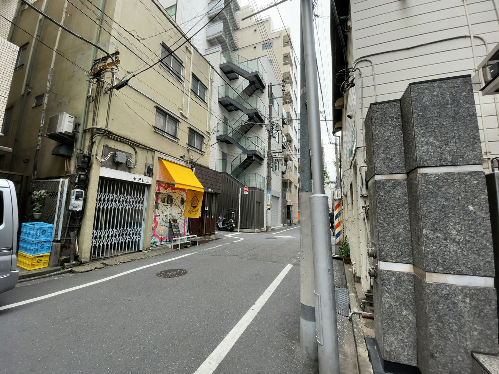 YMビル前面の通り